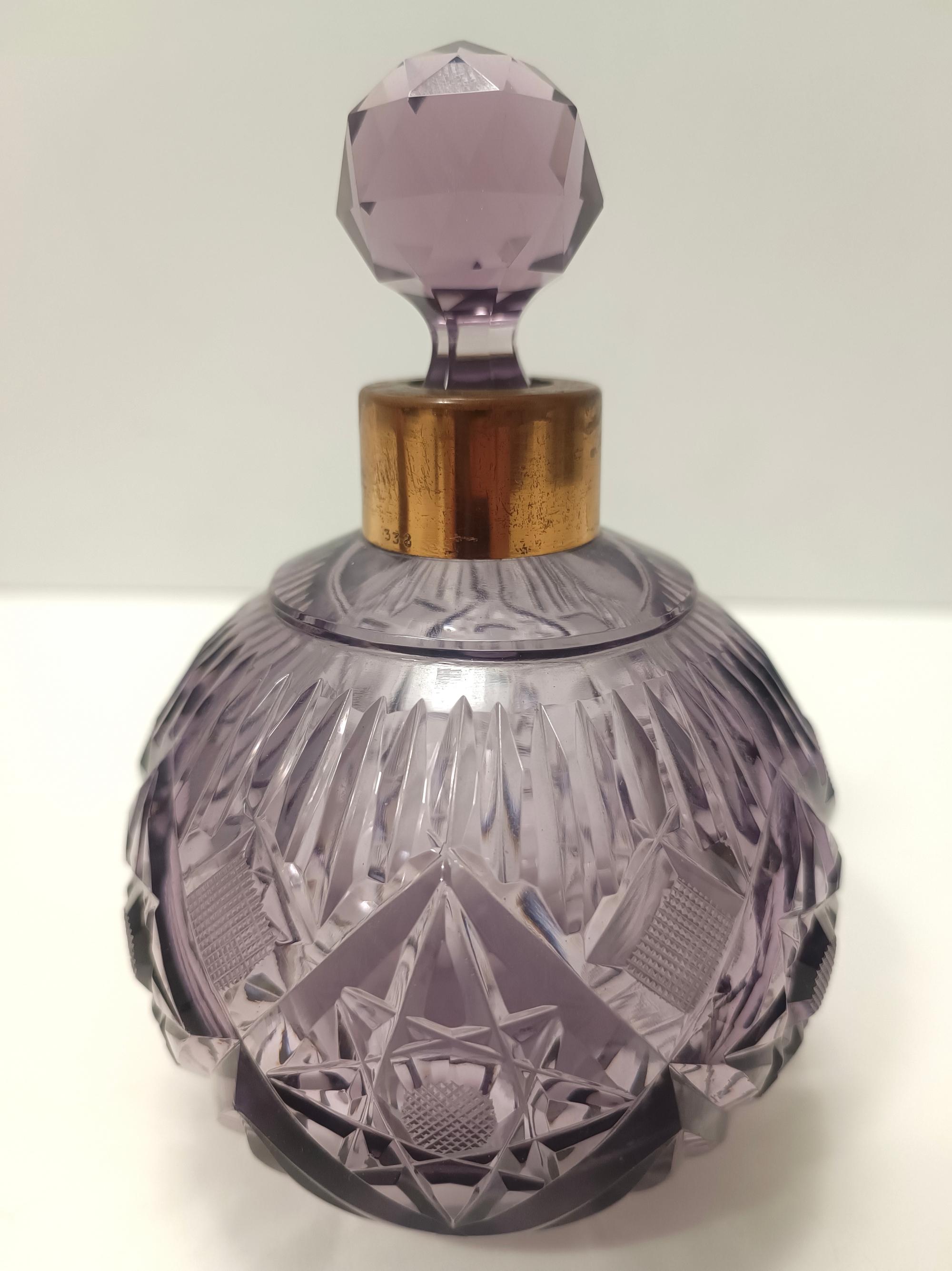Bouteille de parfum lilas en cristal taillé à la main et laiton, Italie Excellent état - En vente à Bresso, Lombardy