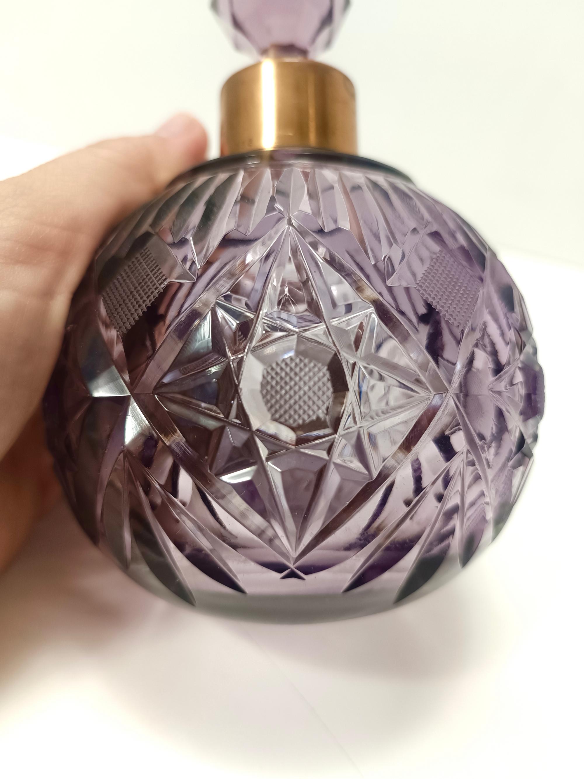 Milieu du XXe siècle Bouteille de parfum lilas en cristal taillé à la main et laiton, Italie en vente