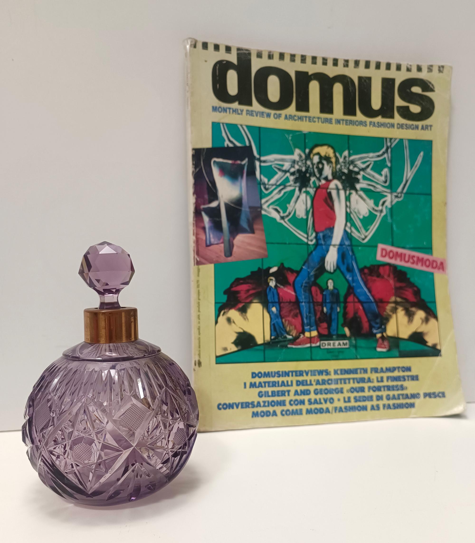 Bouteille de parfum lilas en cristal taillé à la main et laiton, Italie en vente 1