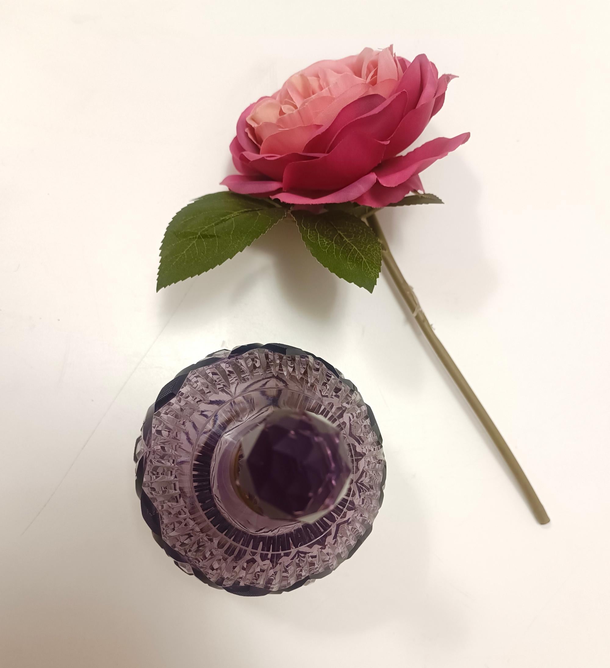 Bouteille de parfum lilas en cristal taillé à la main et laiton, Italie en vente 2