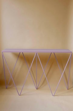 Mesa consola «Lilac Haze Giraffe», de Jo Wilton and Mirka Grohn, hecha a mano en Gran Bretaña