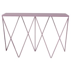 Mesa consola «Lilac Haze Giraffe», de Jo Wilton and Mirka Grohn, hecha a mano en Gran Bretaña