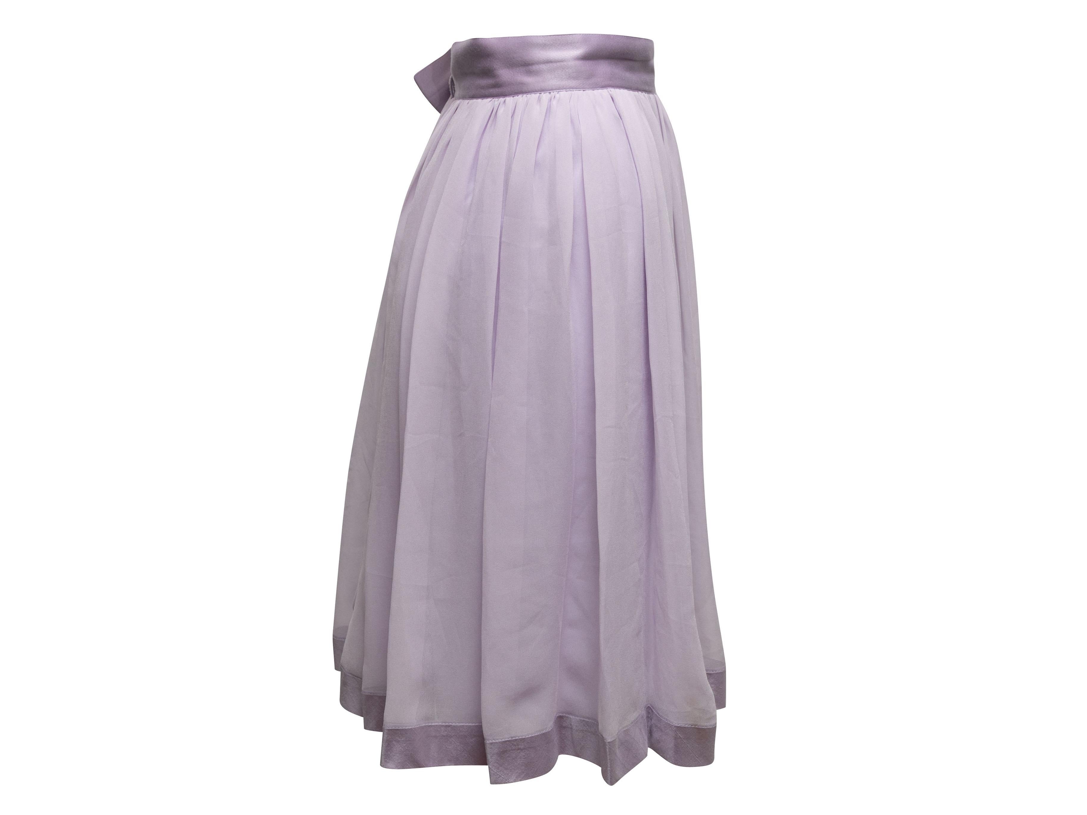 Jupe lilas au genou de Keita Maruyama. Un nœud est placé sur le côté de la taille. Fermeture à glissière au dos. Taille 26