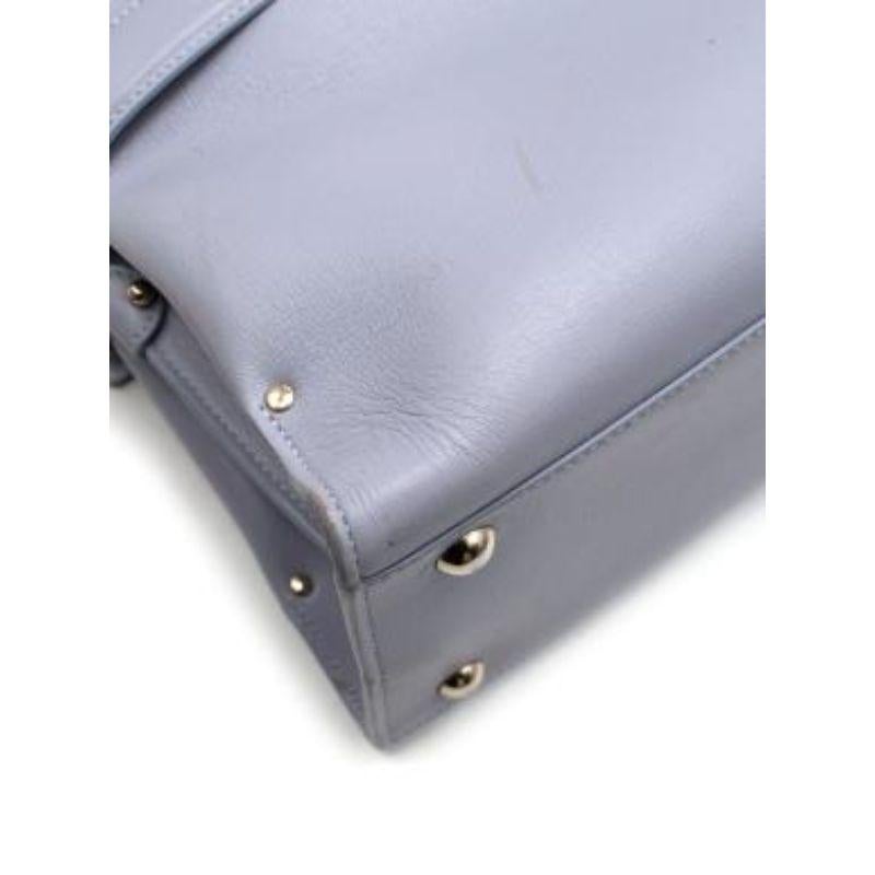 Fliederfarbene Gancini-Ledertasche mit Schnalle im Angebot 5