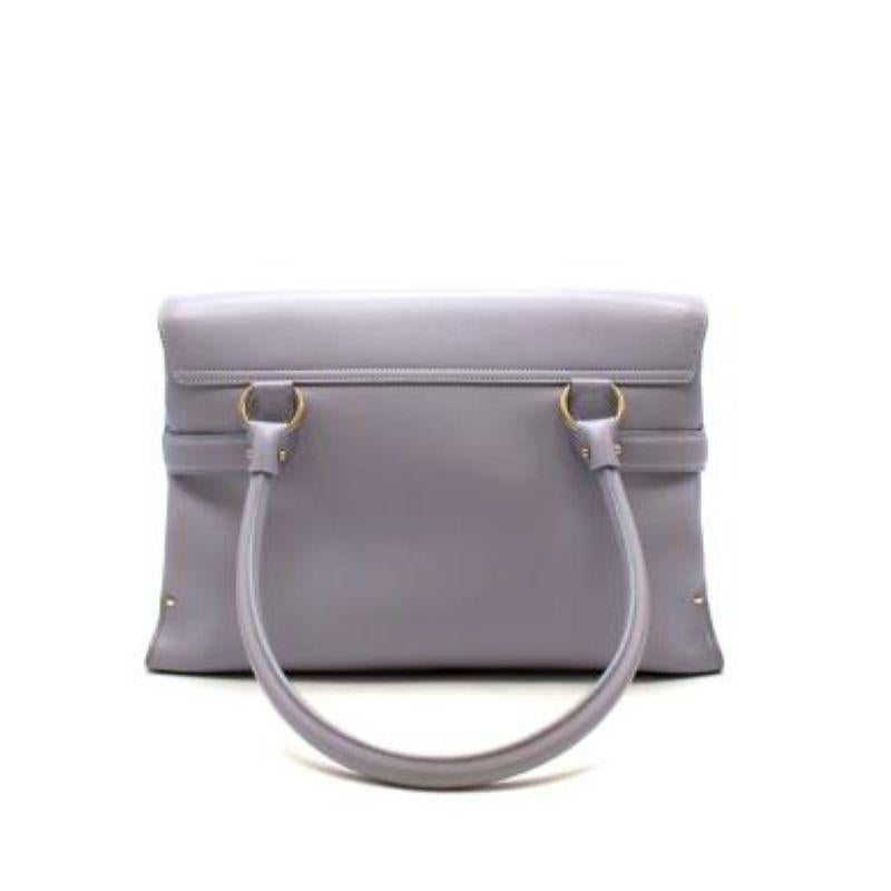 Salvatore Ferragamo Gancini Tasche mit Schnalle aus fliederfarbenem Leder
 
 
 
 - Außergewöhnliches blau-farbenes Leder mit hellen, goldfarbenen Metallbeschlägen, darunter das charakteristische Gancini-Schloss
 
 - 2 gerollte Griffe oben 
 
 -