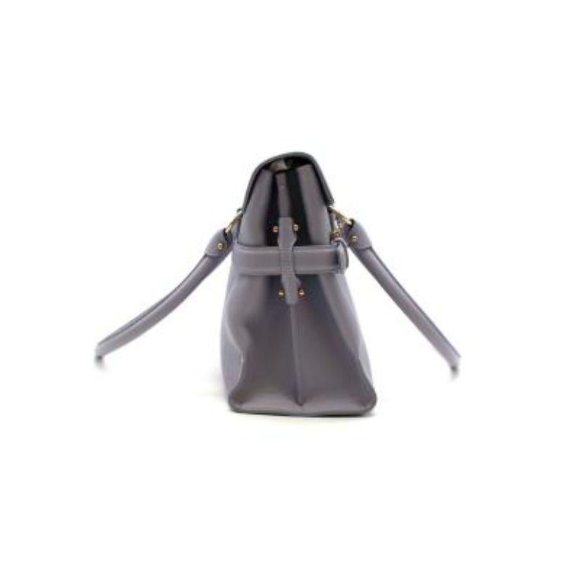 Fliederfarbene Gancini-Ledertasche mit Schnalle (Grau) im Angebot