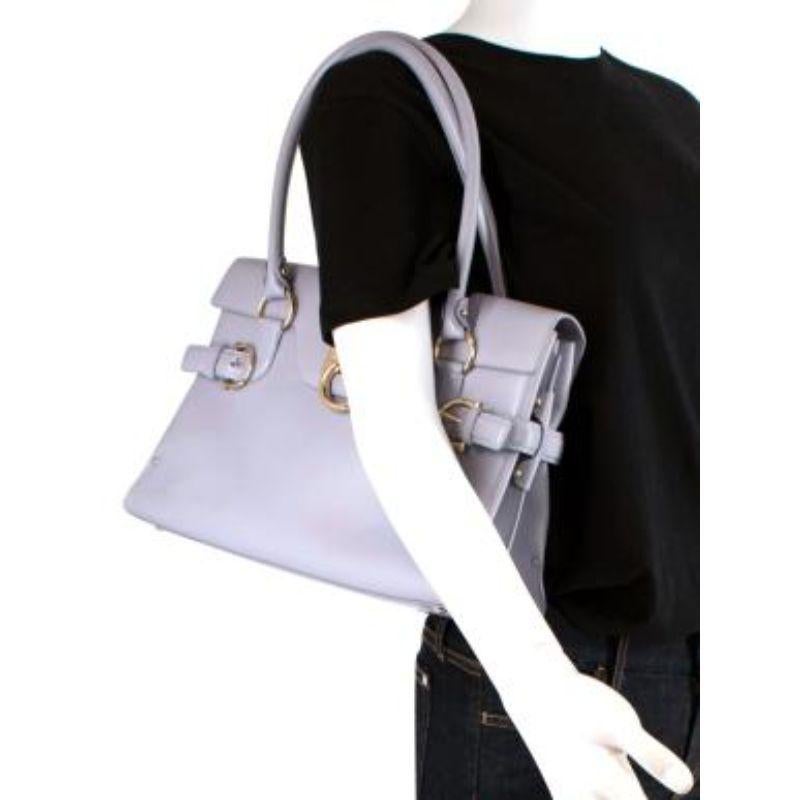 Fliederfarbene Gancini-Ledertasche mit Schnalle im Angebot 1