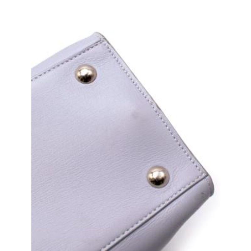 Fliederfarbene Gancini-Ledertasche mit Schnalle im Angebot 2