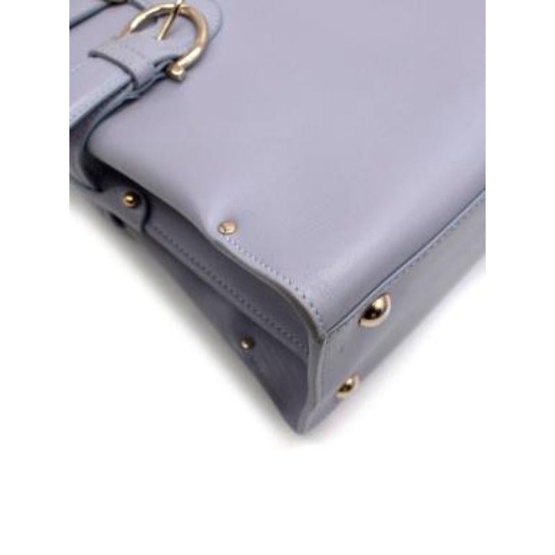 Fliederfarbene Gancini-Ledertasche mit Schnalle im Angebot 4