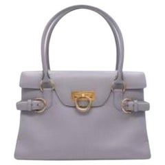 Fliederfarbene Gancini-Ledertasche mit Schnalle