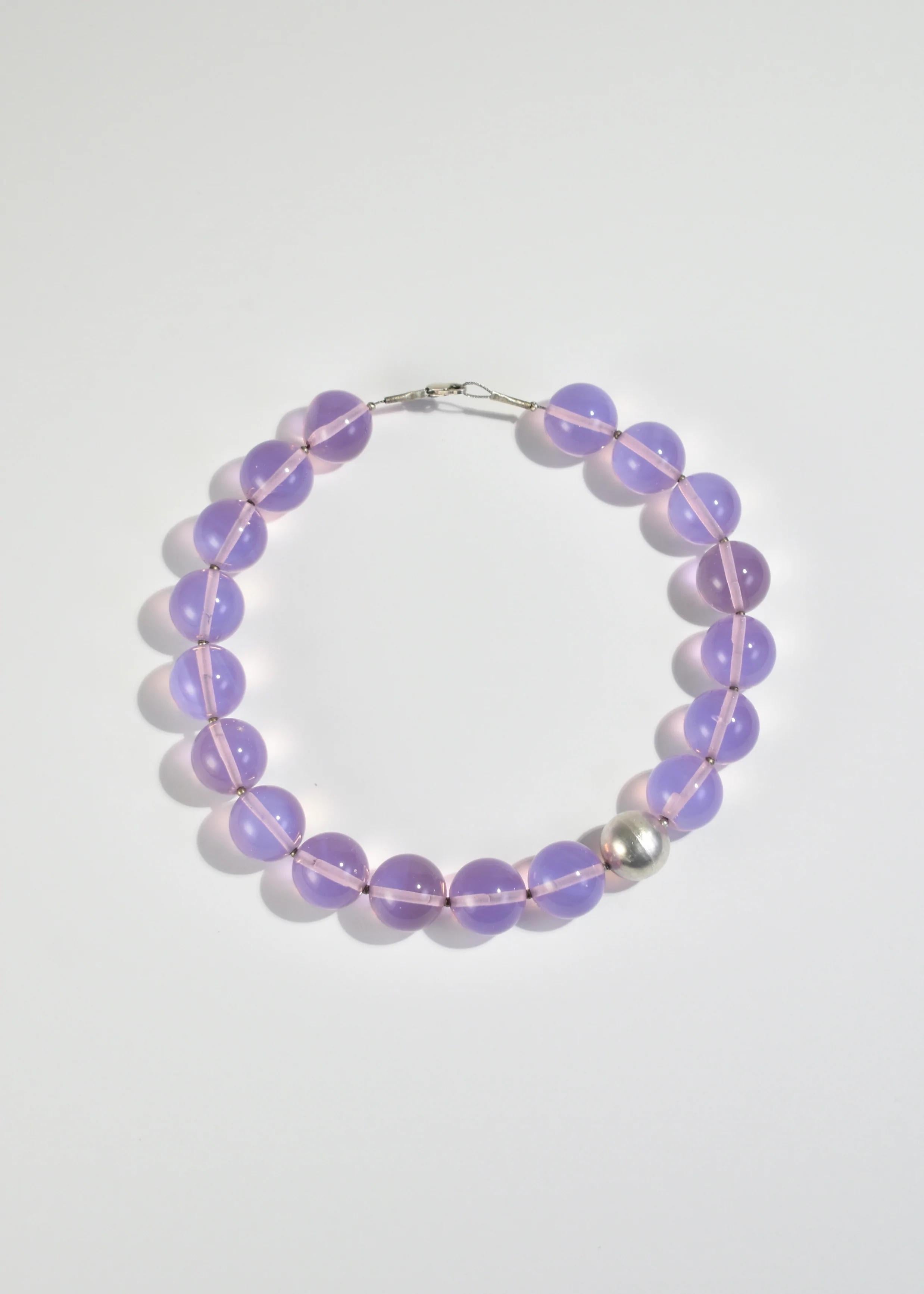 Stunning vintage necklace with lilac lucite beads and pewter bead detail, clasp closure.

Material: Pewter, lucite. 