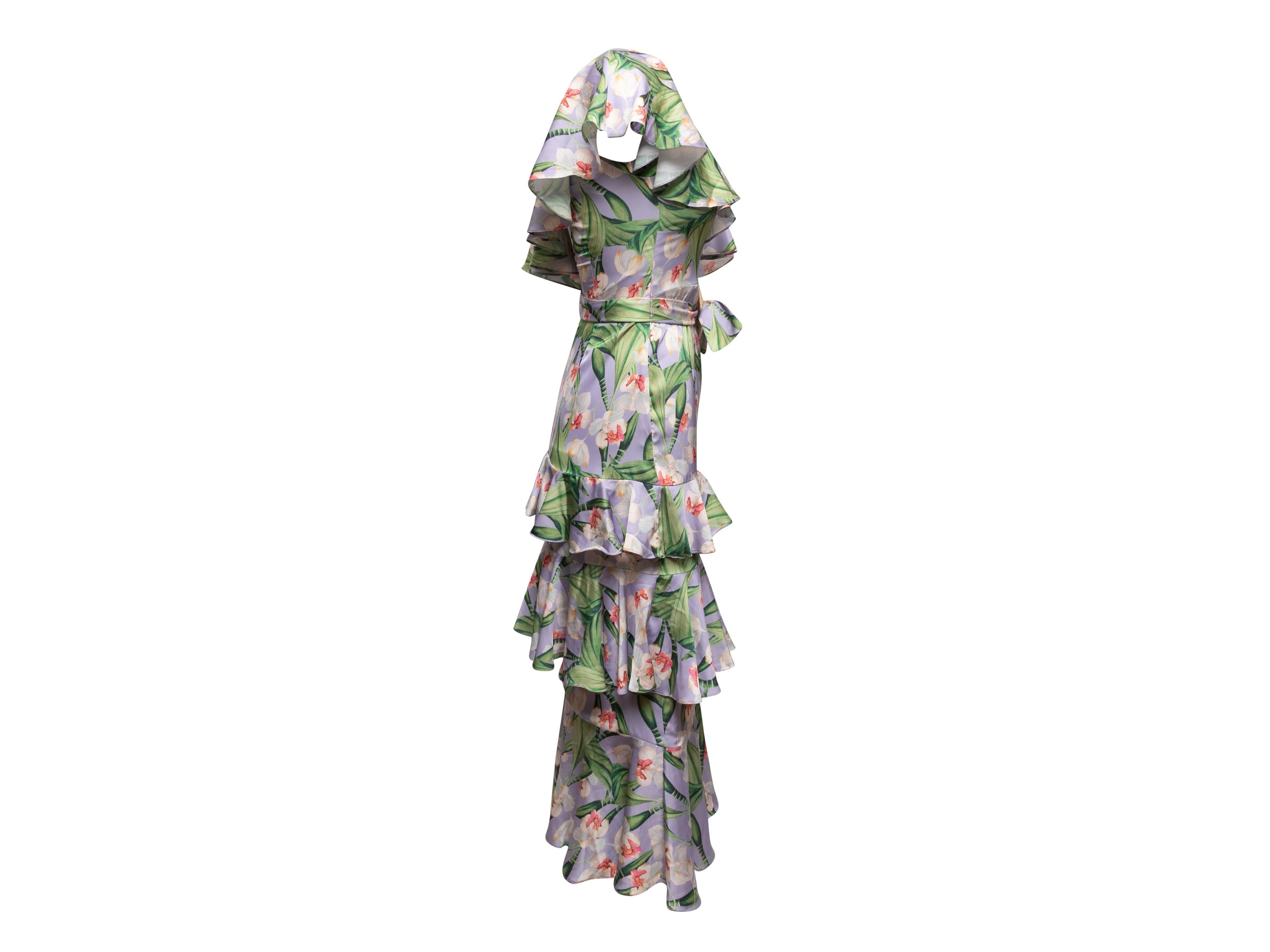 Fliederfarbenes und mehrfarbiges Kleid mit Blumenmuster und Rüschen an einer Schulter von Patbo. Gürtel in der Taille. Reißverschluss an der Seite. 26