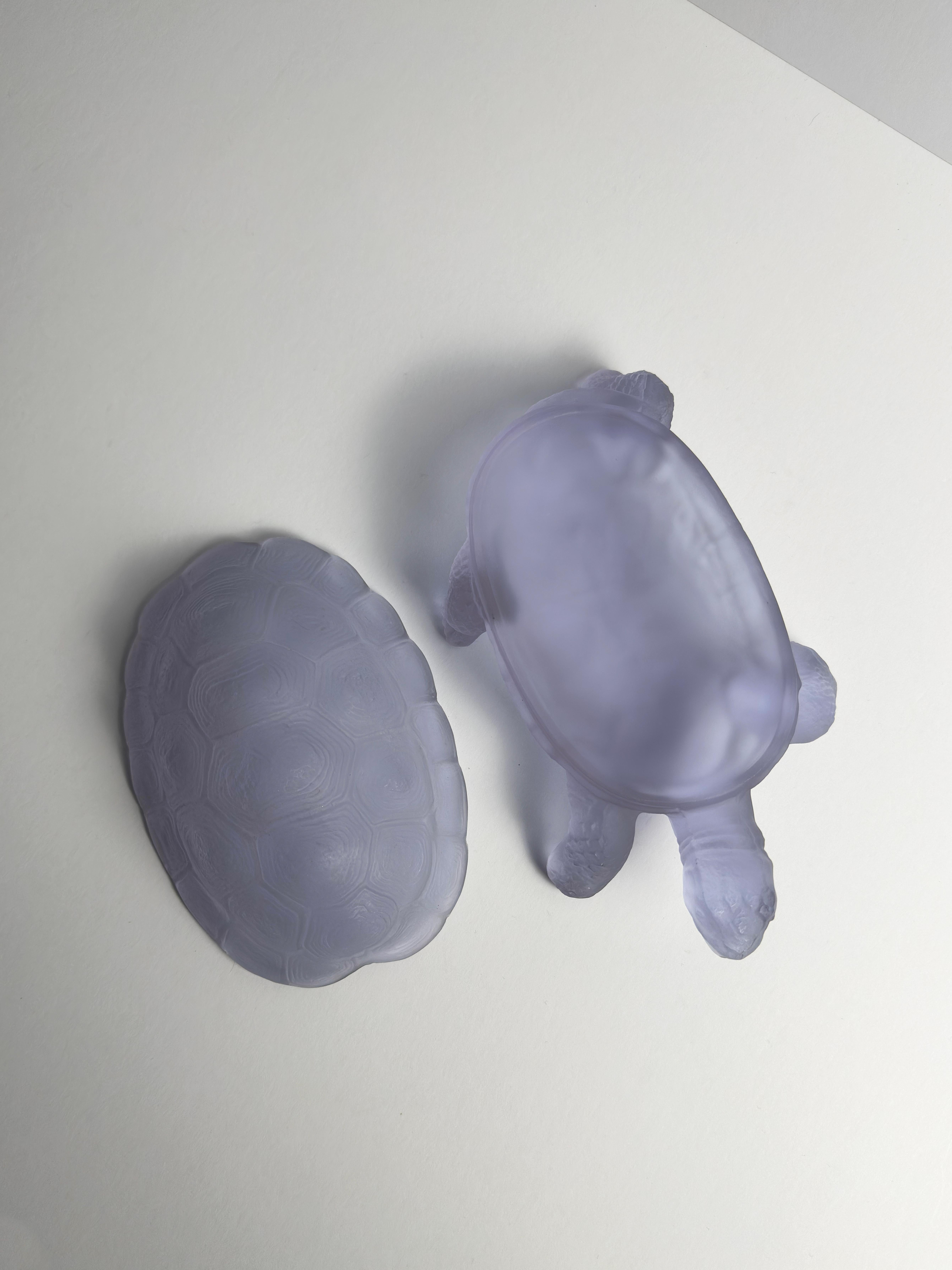 Fliederfarbene Neodymglas-Schmuckdose für Schildkröten von Curt Schlevogt, Tschechoslowakei 1960er Jahre (Moderne der Mitte des Jahrhunderts) im Angebot