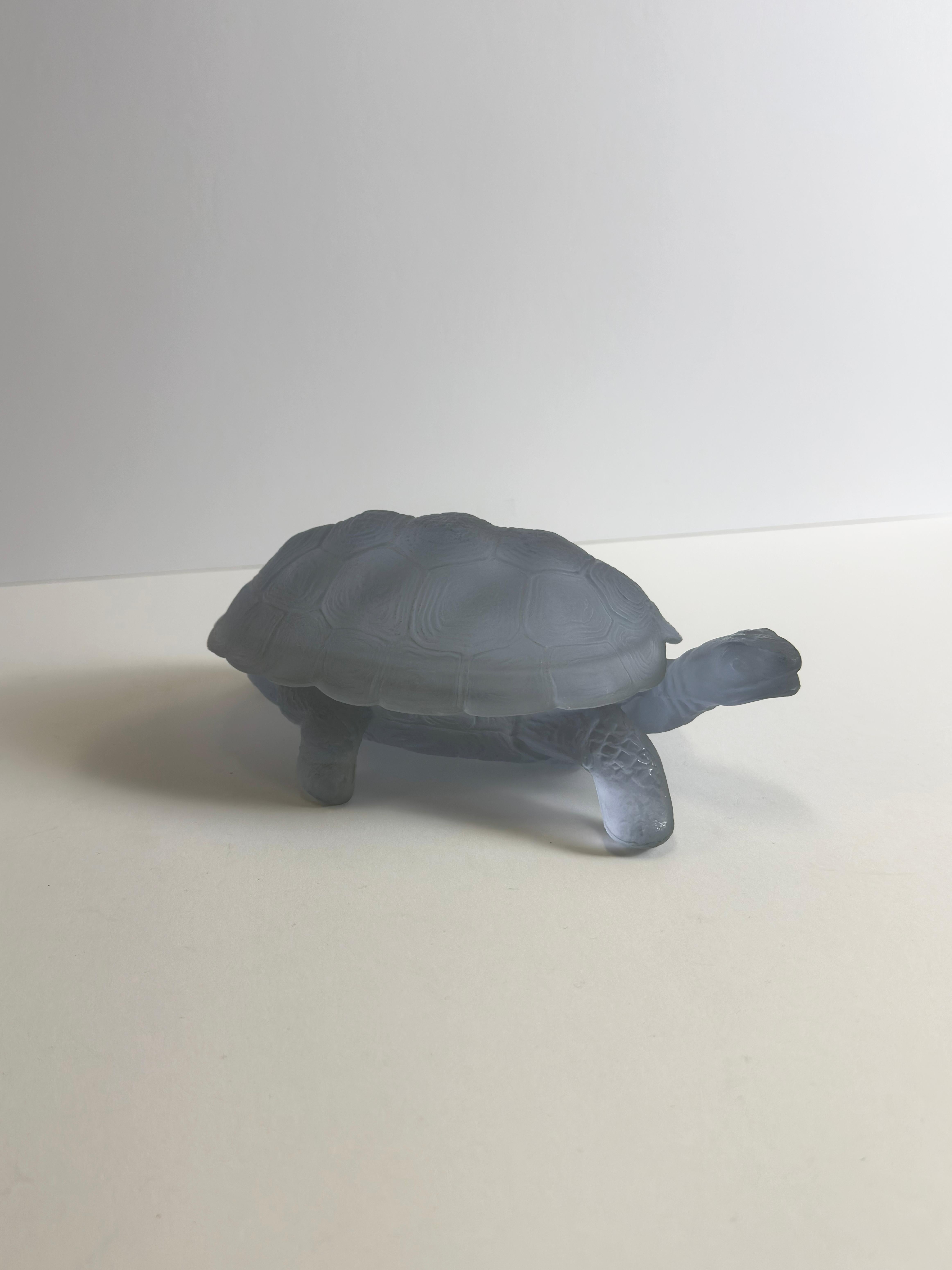 Fliederfarbene Neodymglas-Schmuckdose für Schildkröten von Curt Schlevogt, Tschechoslowakei 1960er Jahre (20. Jahrhundert) im Angebot