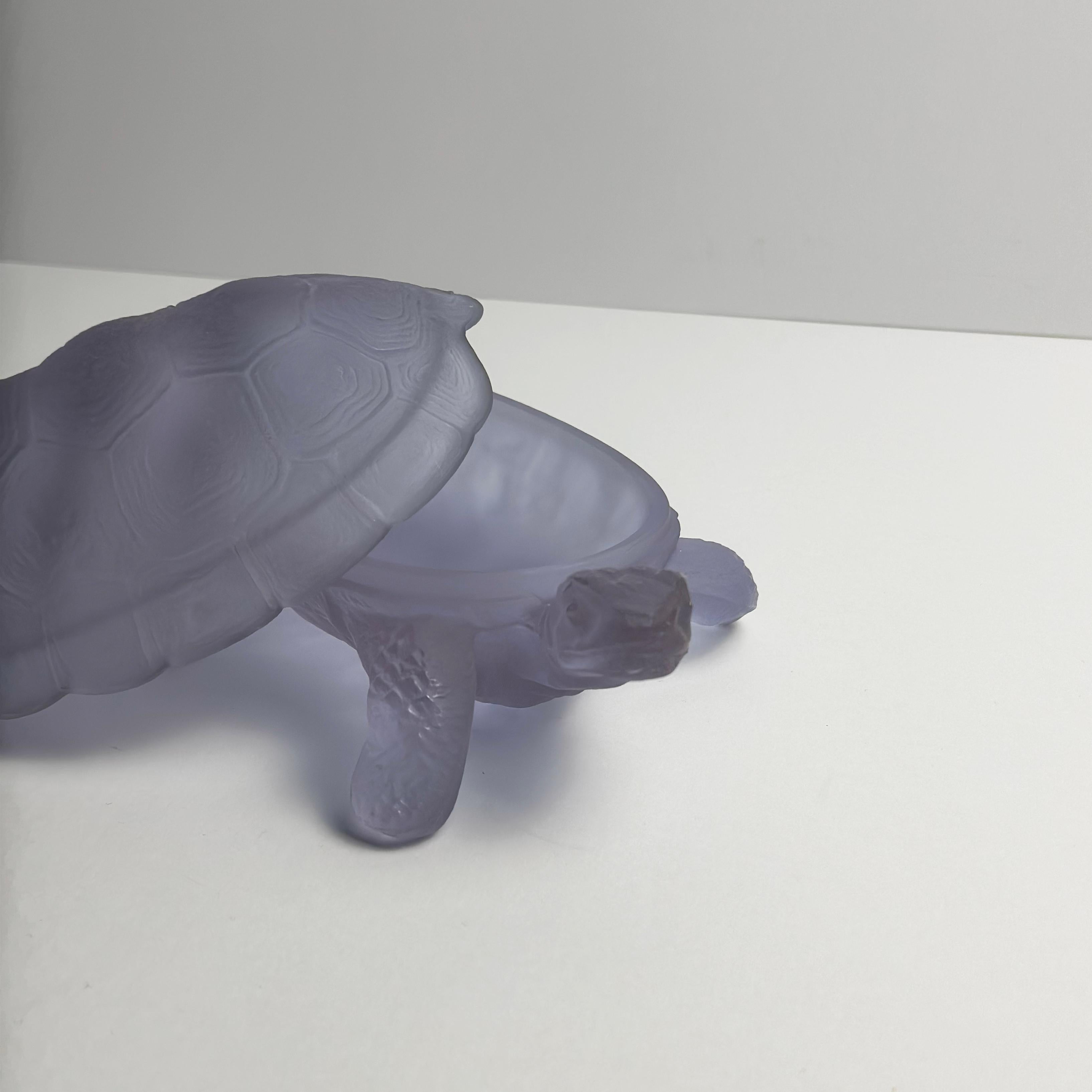 Fliederfarbene Neodymglas-Schmuckdose für Schildkröten von Curt Schlevogt, Tschechoslowakei 1960er Jahre (Glaskunst) im Angebot