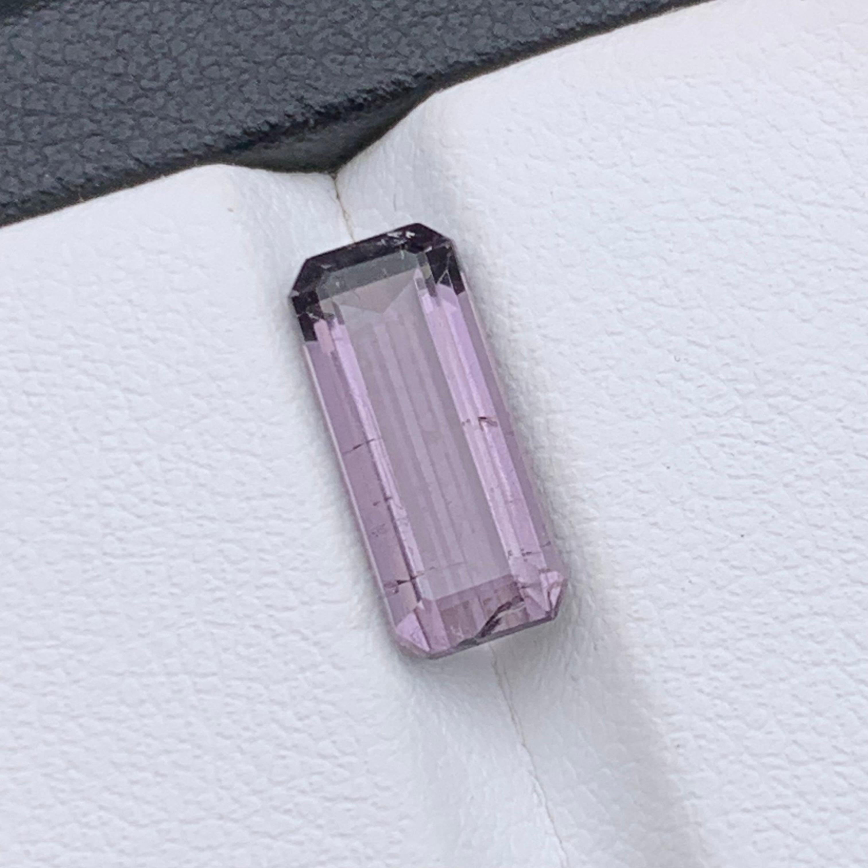 Lila Pastel Violeta  Gema suelta de turmalina natural para anillo, colgante de collar, pulsera o cualquier otro adorno de joyería - ¡¡¡Corte esmeralda de Kunar Afganistán!!!

💎 TIPO DE PIEDRA PRECIOSA: Turmalina
⚖️ PESO: 3,30 Quilates
🪚 FORMA Y