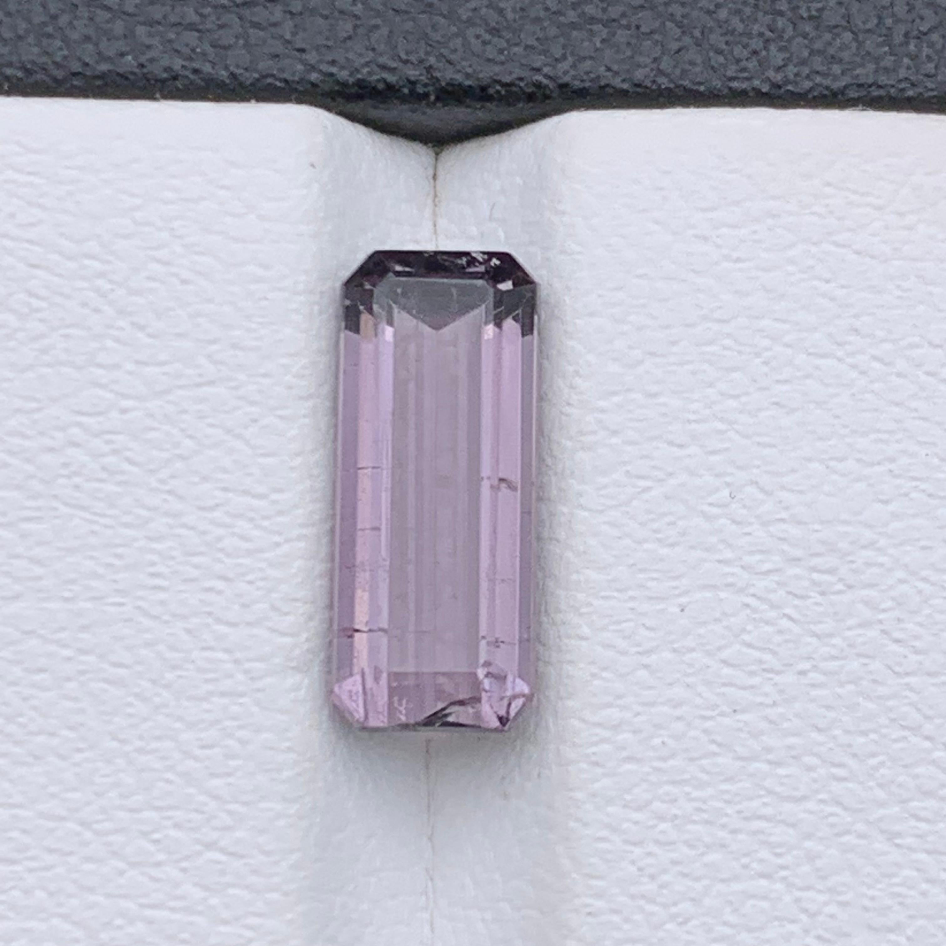 Lila Púrpura Pastel Turmalina Natural Anillo, Colgante Gema Suelta 3,30 Quilates Contemporáneo en venta