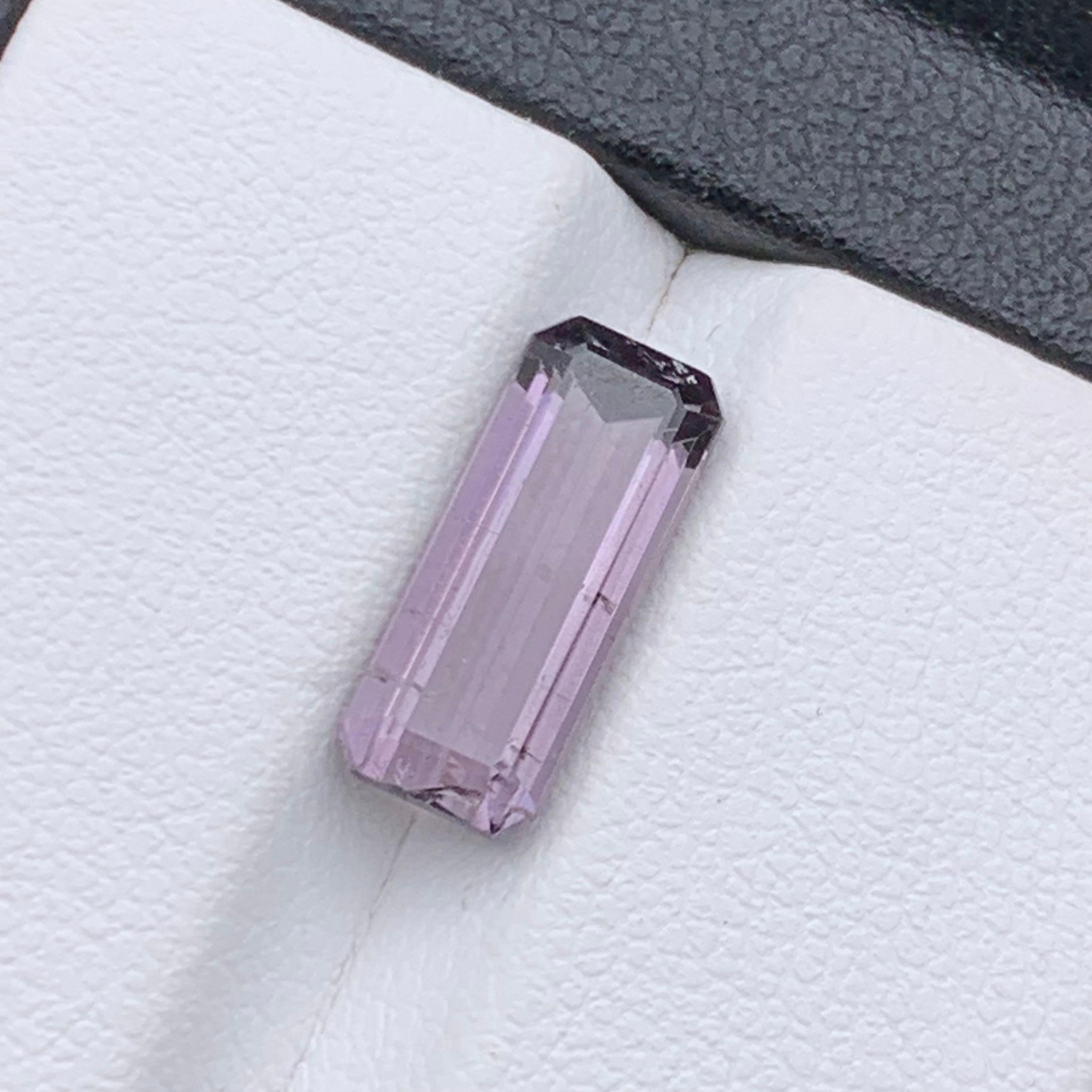 Lila Púrpura Pastel Turmalina Natural Anillo, Colgante Gema Suelta 3,30 Quilates Corte esmeralda en venta