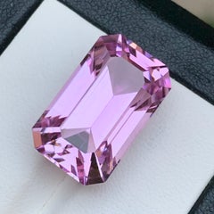 Kunzite naturale rosa lilla da 26.13 carati tagliata a smeraldo per ciondolo