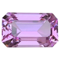 Kunzite naturale rosa lilla da 26.13 carati tagliata a smeraldo per ciondolo