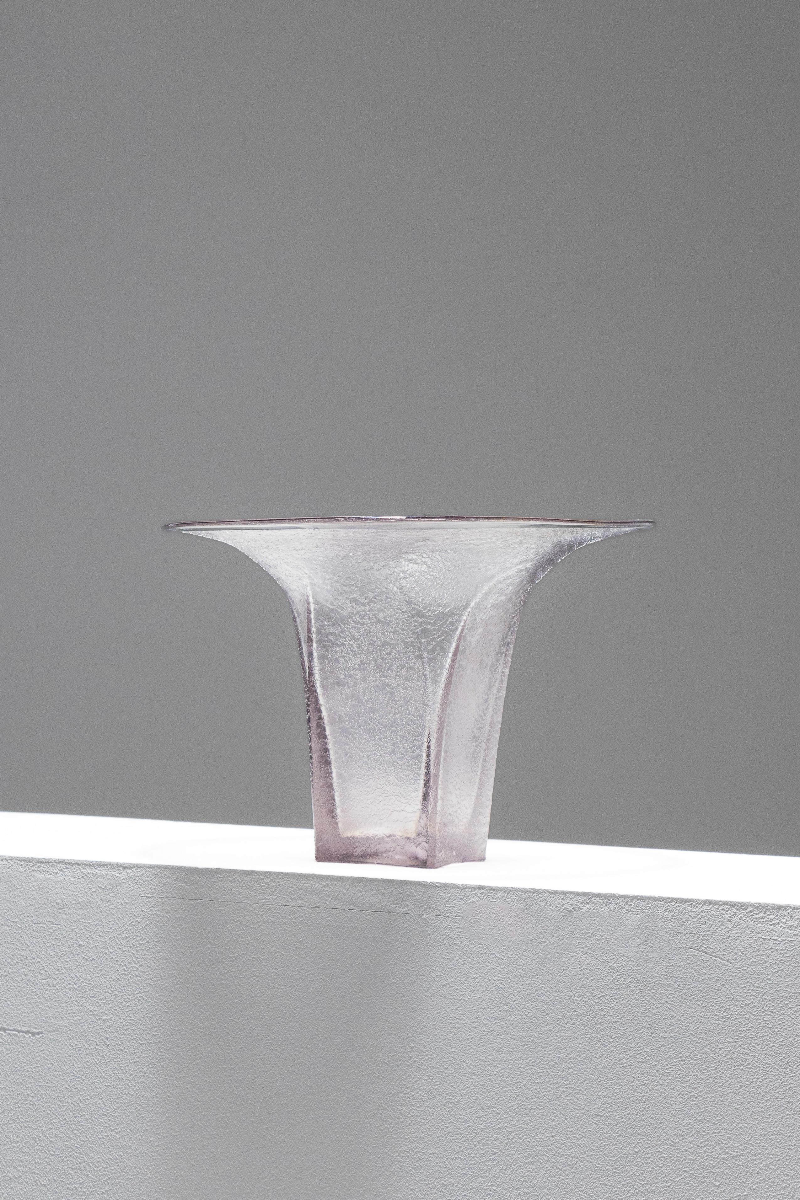 Vaso degli anni '50 in vetro acidato lilla, con collo svasato e base alta a sezione quadrata. In ottime condizioni.
DV2074
