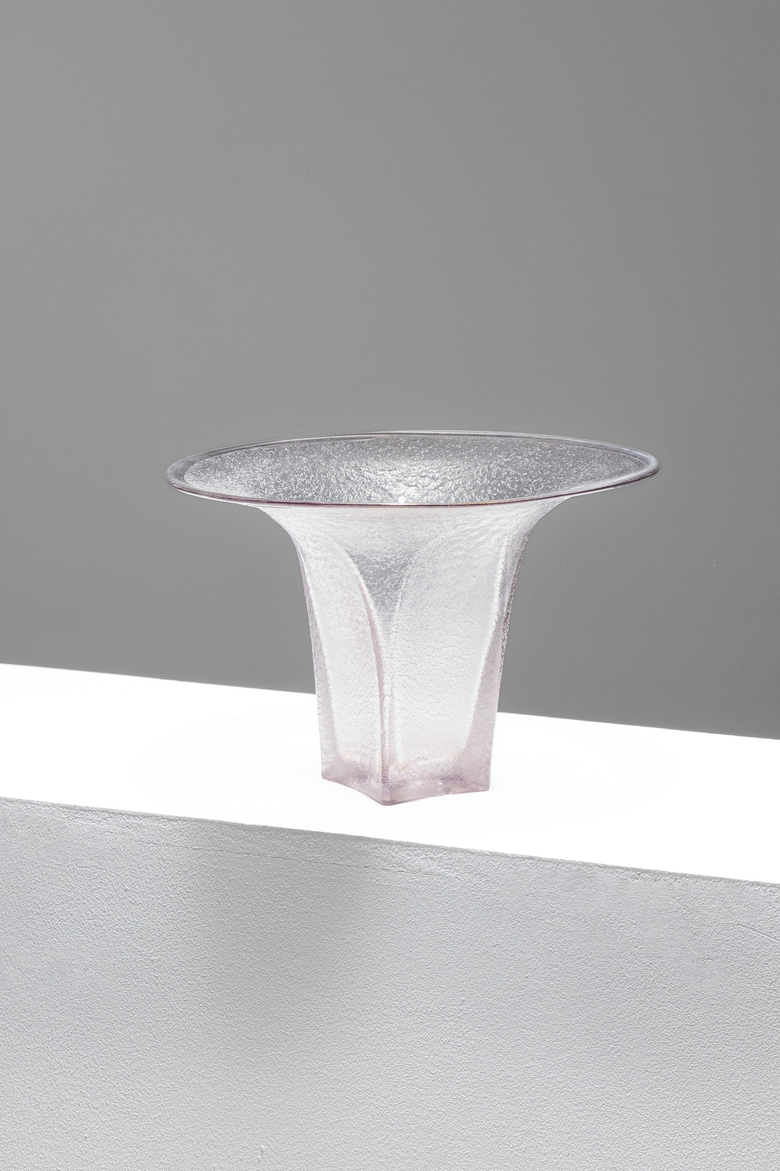 Vaso in vetro sabbiato lilla, anni '50 In condizioni buone in vendita a PARIS, FR