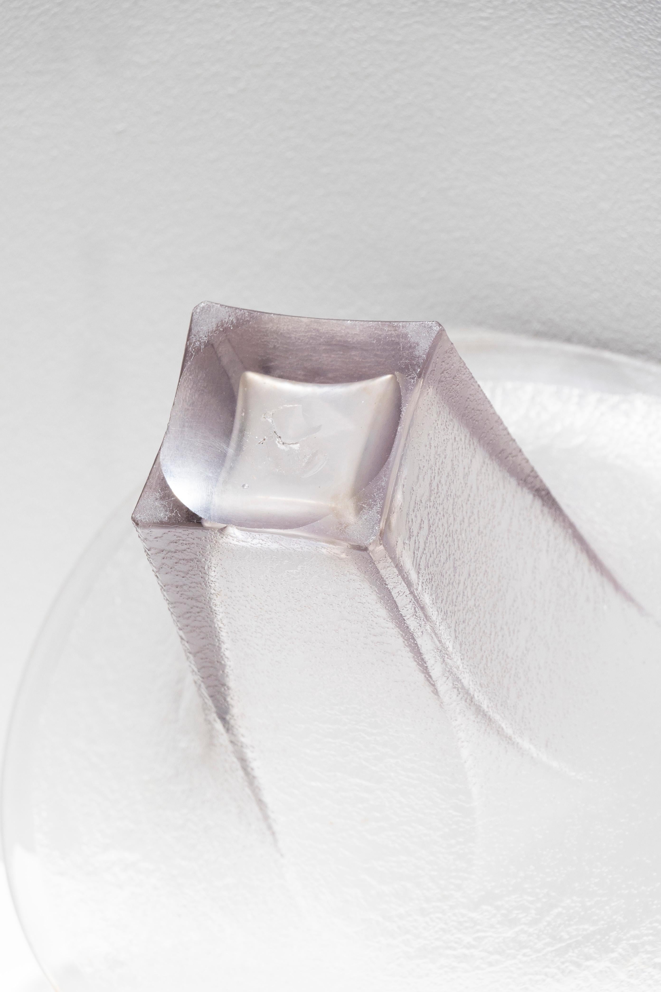 Verre Vase en verre sablé lilas, années 1950 en vente