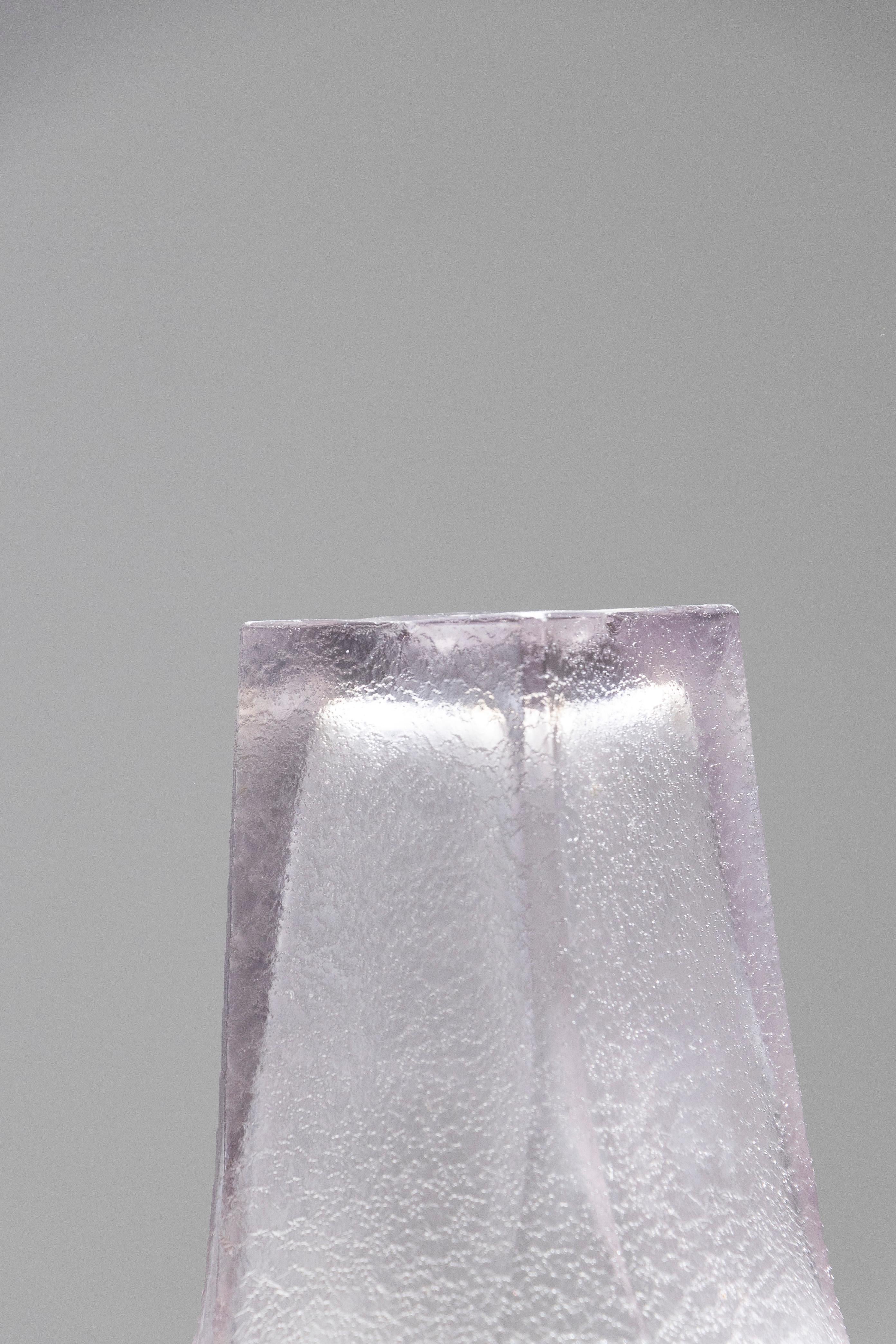 Vase en verre sablé lilas, années 1950 en vente 1