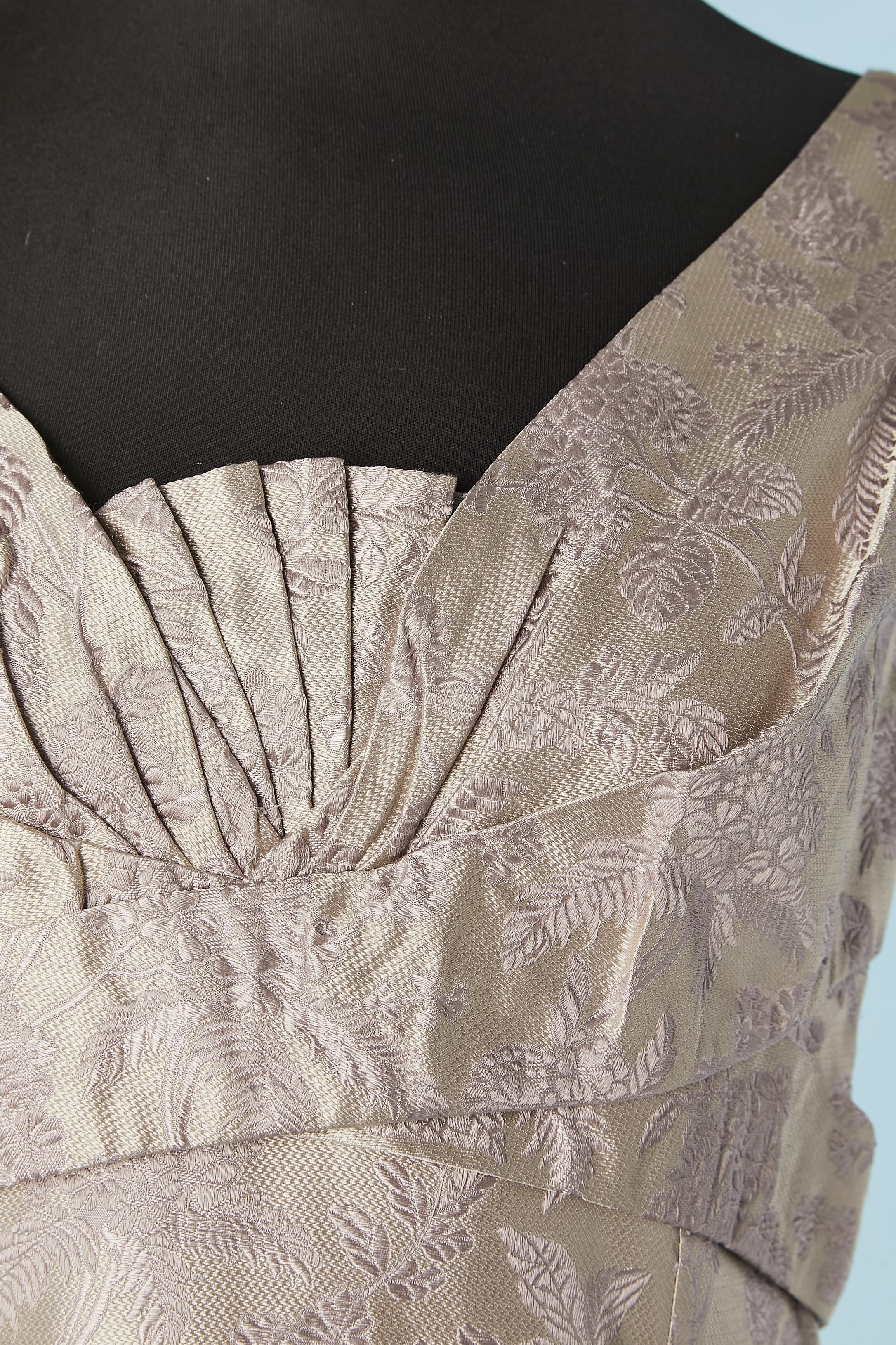 Abito da cocktail in seta jacquard lilla con pieghe sul busto. Composizione della fodera: 85% Cupro + 15% altre fibre. 
Chiusura con zip nascosta e gancio al centro della schiena.
TAGLIA 40 (It) 36 (Fr) S 