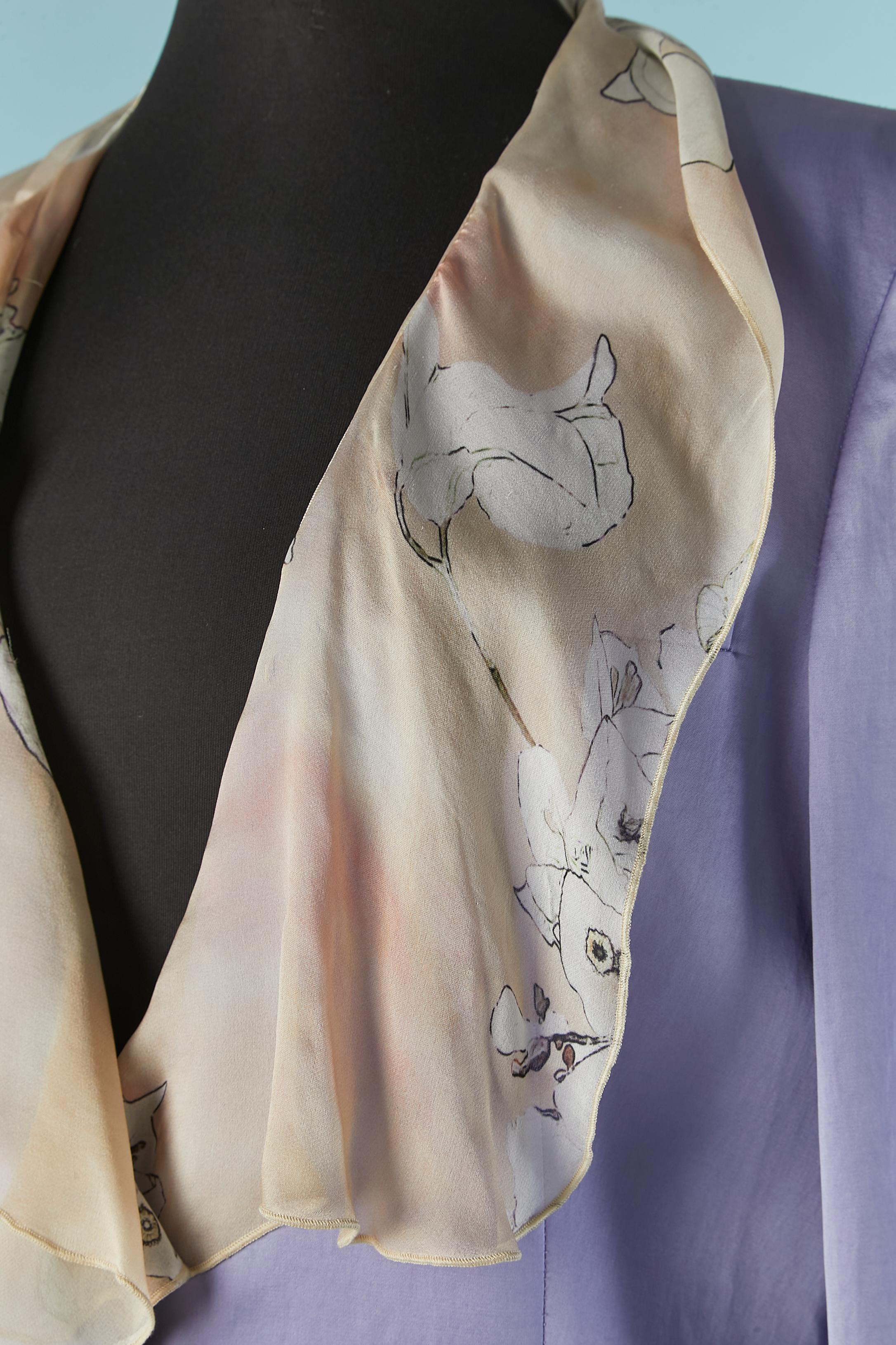 Traje de falda lila con cuello de seda estampado. Composición del tejido principal: 55% rayón, 45% algodón. Tejido estampado : seda. Forro: rayón. 
Cierre a presión en la parte delantera central. SPlit en la parte inferior central de la espalda,