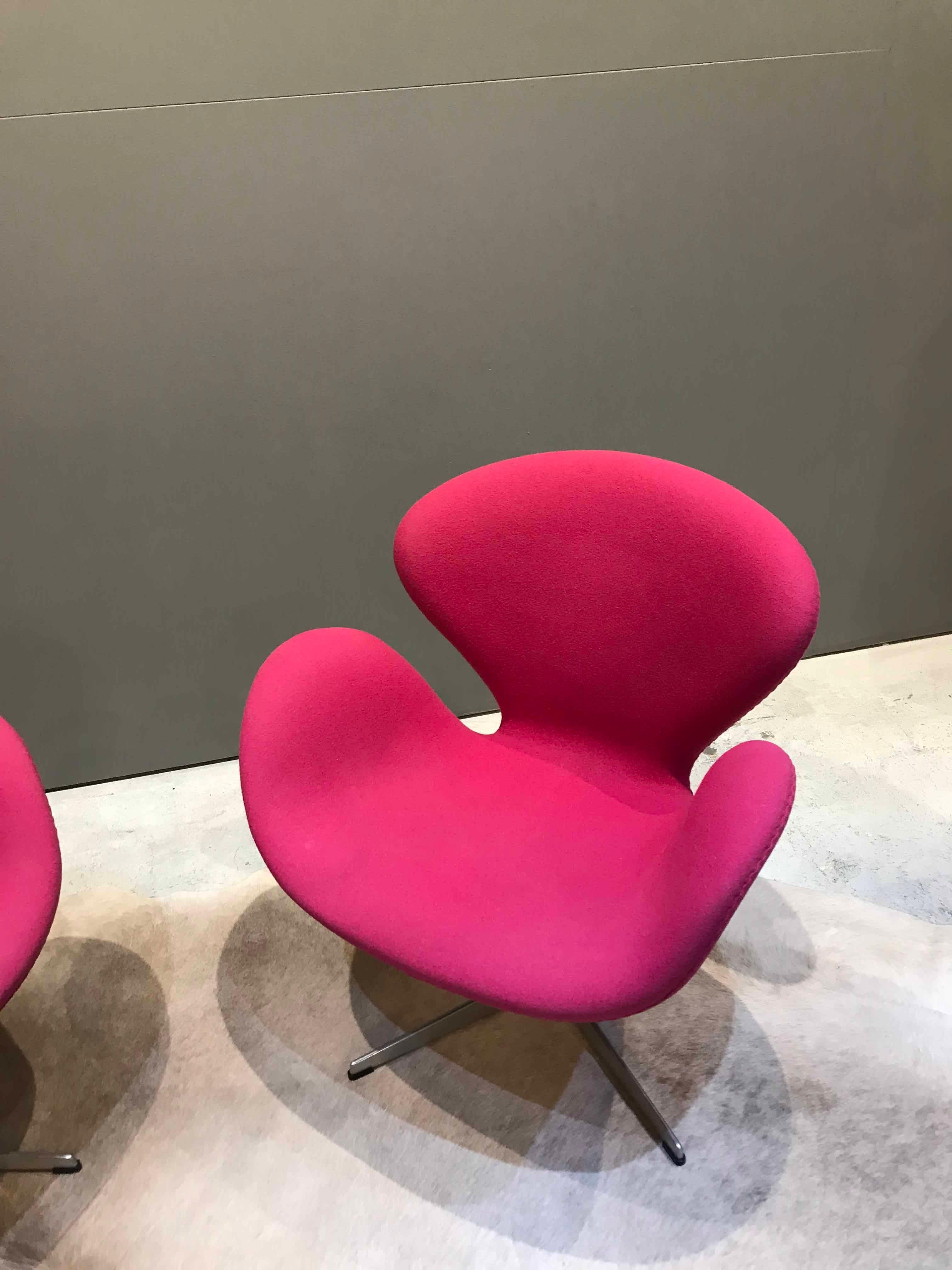 20th Century Lilac Swan Chairs by Arne Jacobsen