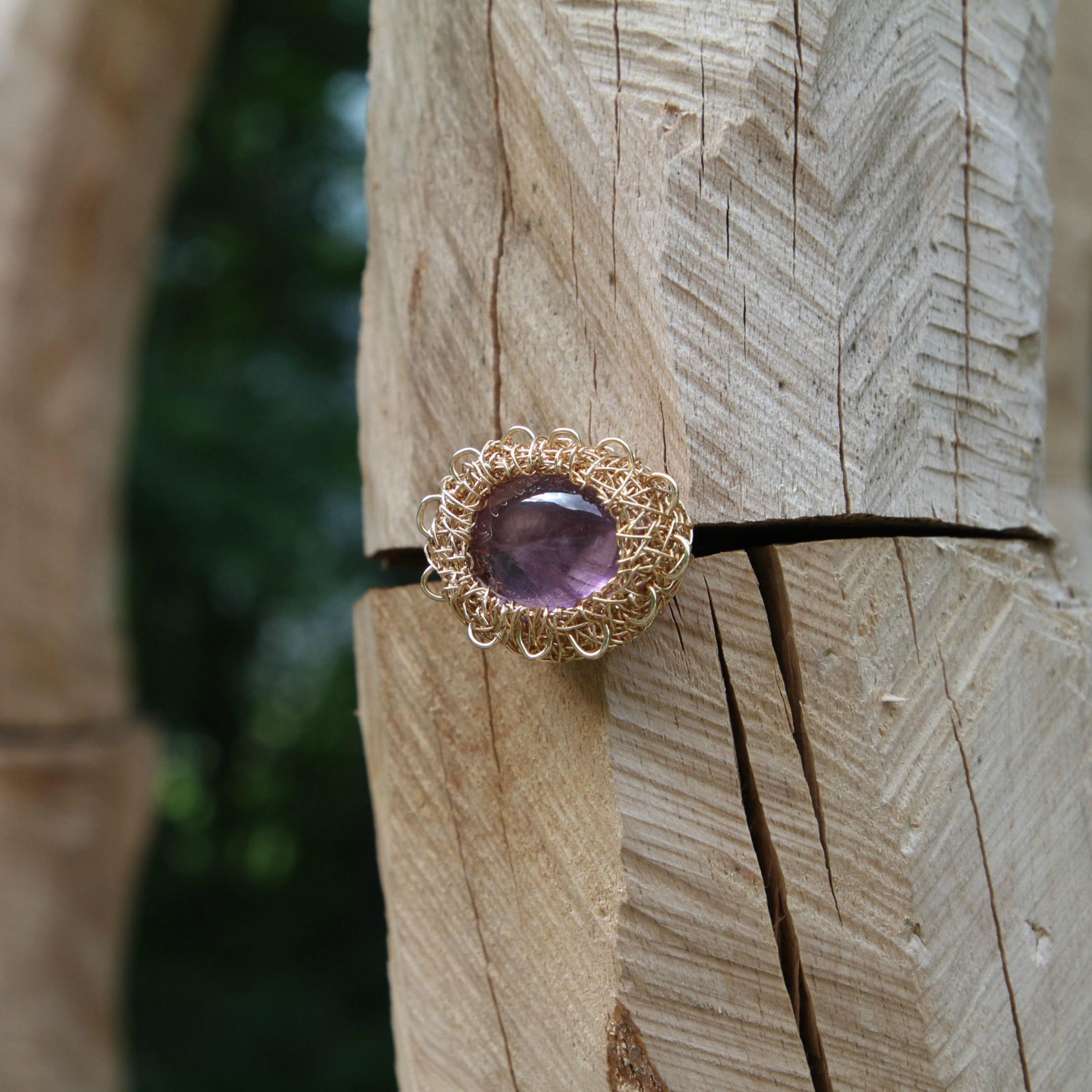 Lilac to Purple Polished Amethyst Gold Statement Cocktail Ring by Sheila Westera In New Condition In Engelberg, CH