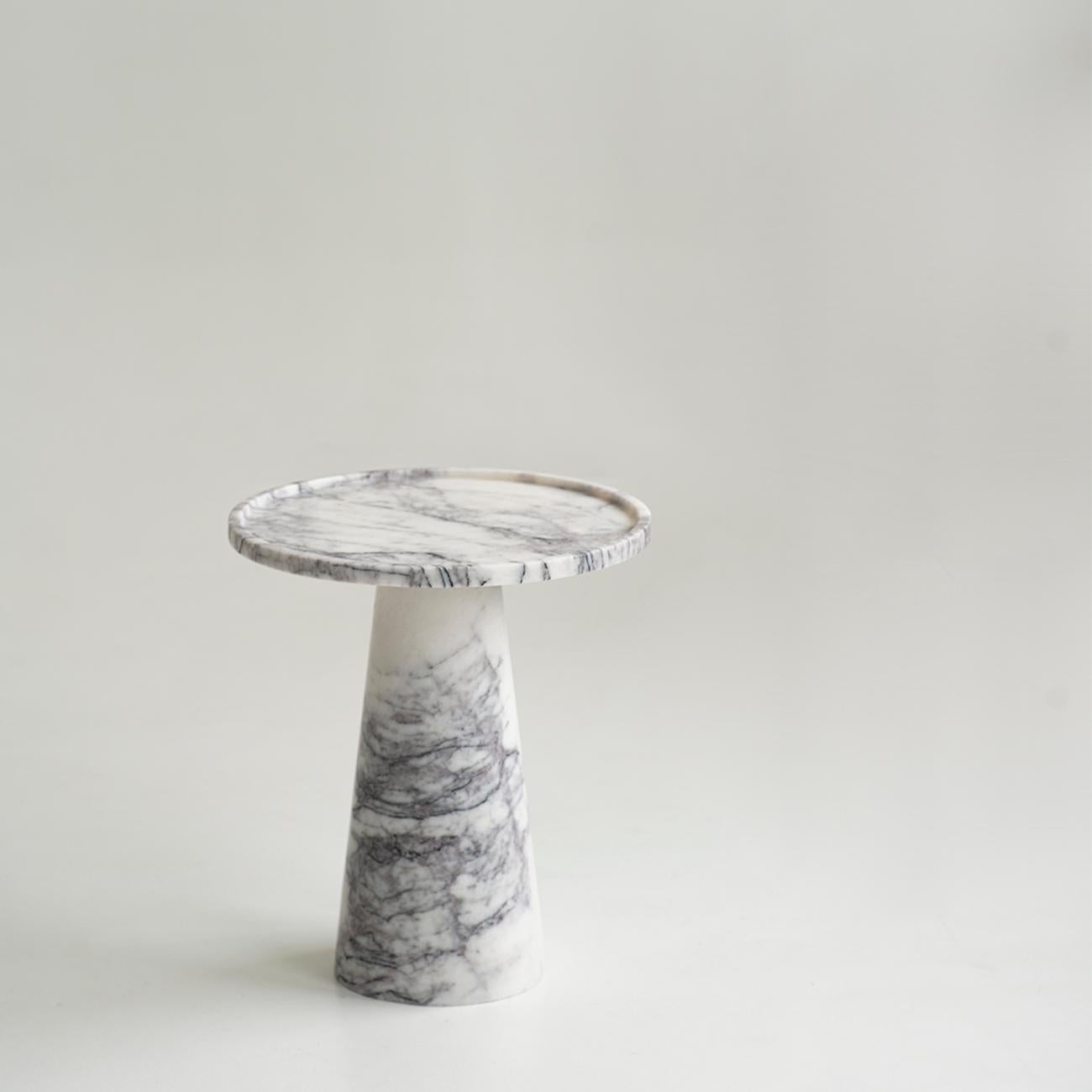 Moderne Table d'appoint à piédestal en marbre blanc lilas en vente