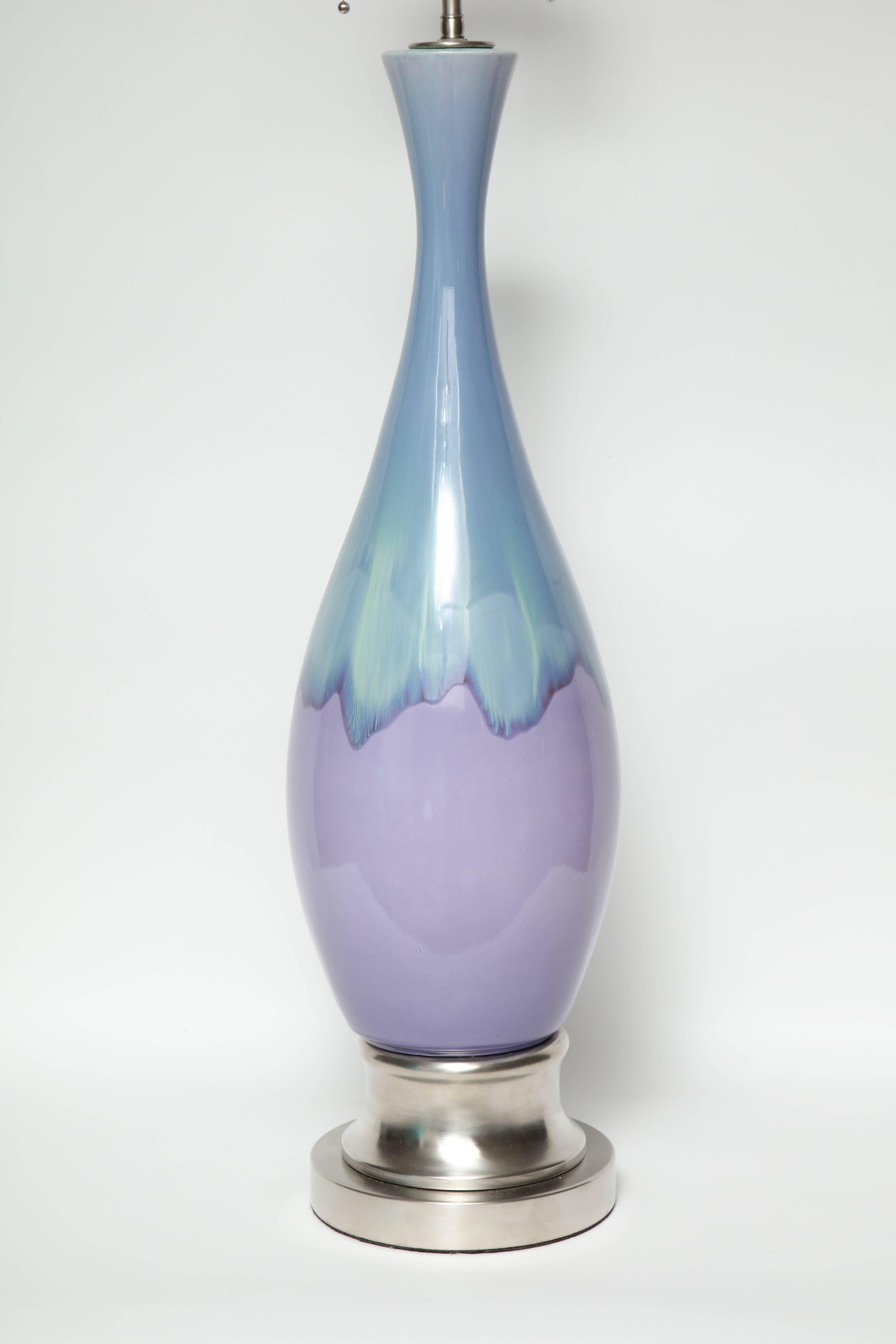 Zwei ombre glasierte Porzellanlampen aus der Mitte des Jahrhunderts in lila bis himmelblauen Tönen auf Sockeln aus satiniertem Nickel, die für den Gebrauch in den USA neu verkabelt wurden. maximal 75 W pro Fassung.