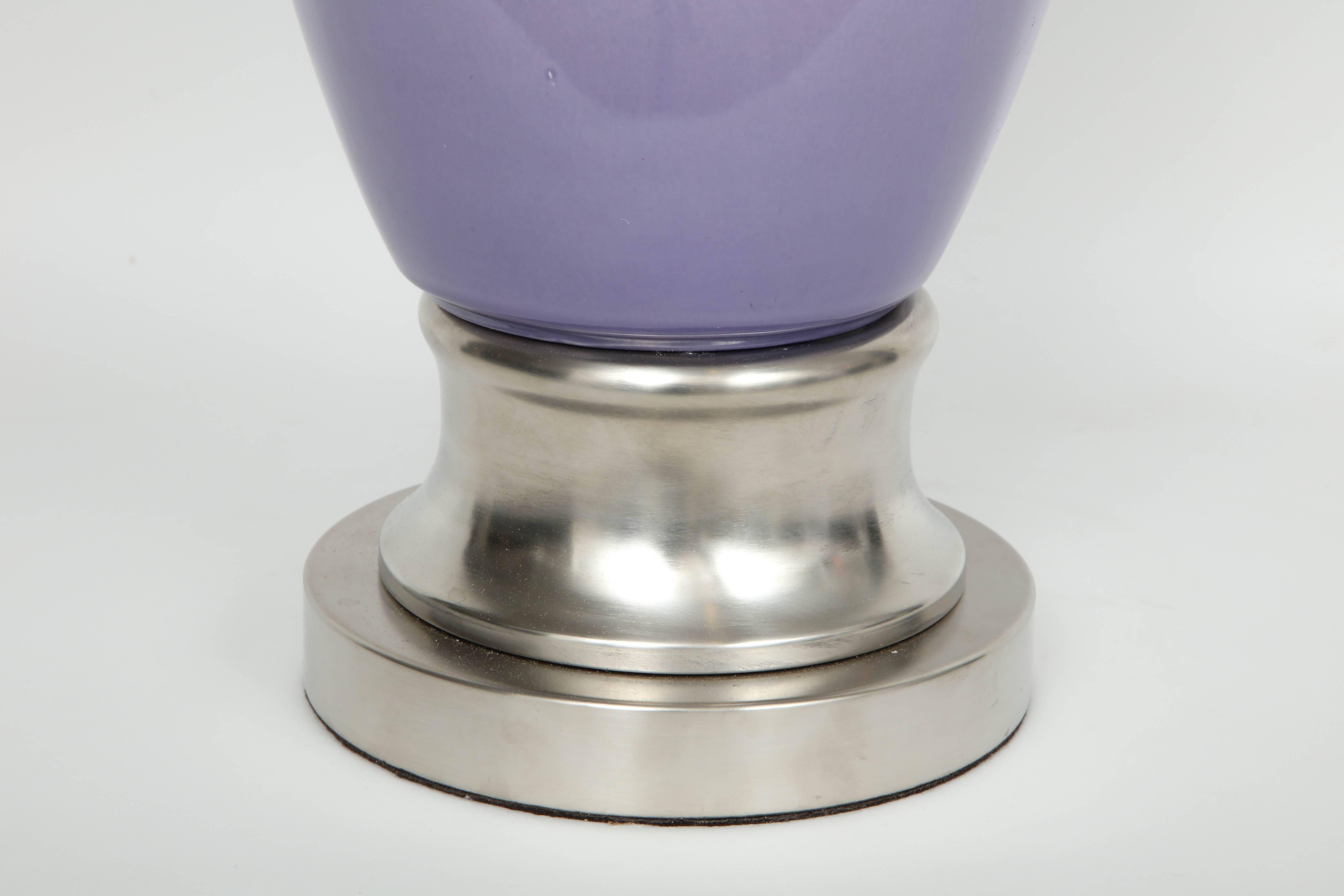 Lampen mit lila/ himmelblauer Ombre-Glasur (Moderne der Mitte des Jahrhunderts) im Angebot