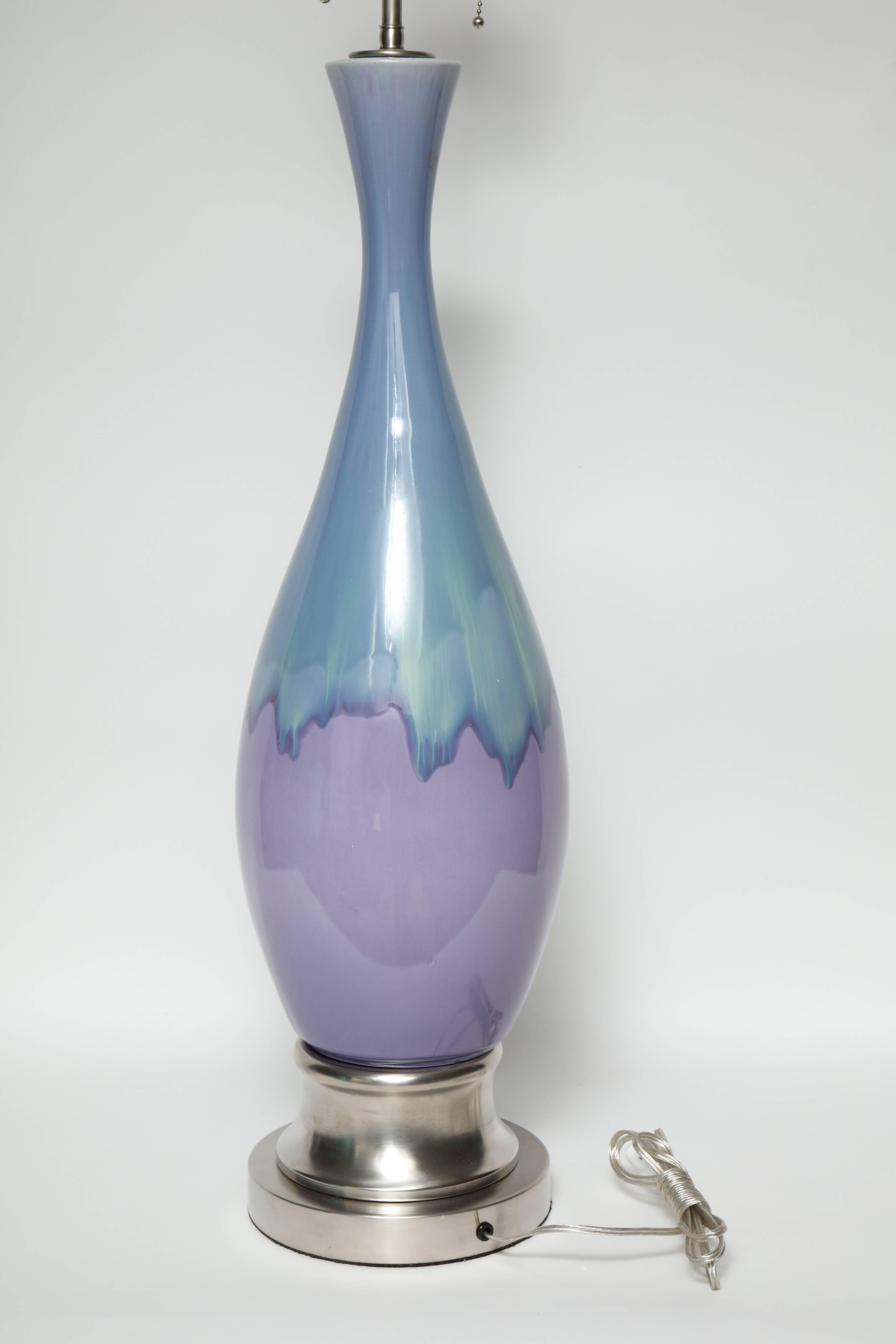 Lampen mit lila/ himmelblauer Ombre-Glasur (Glasiert) im Angebot