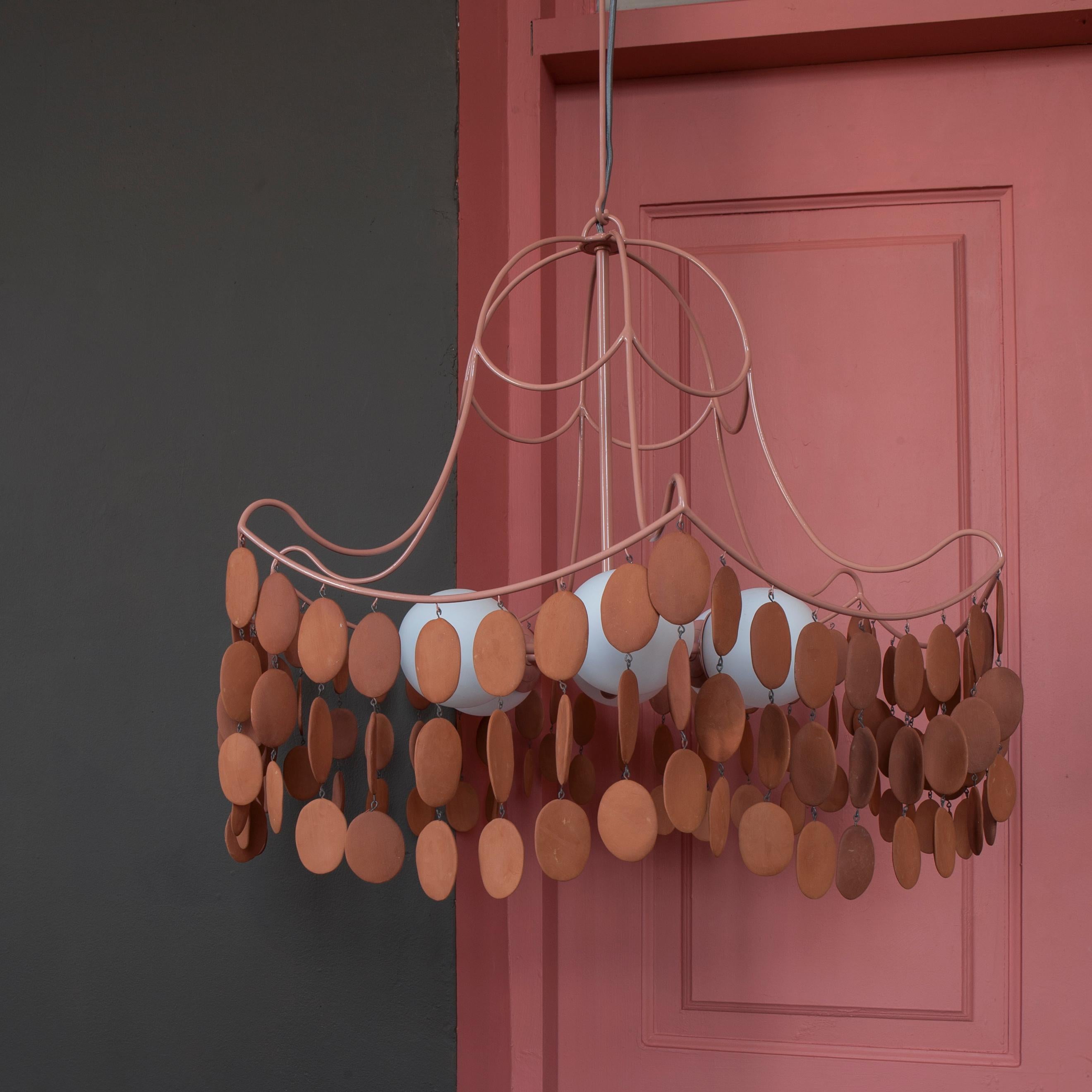 Lampada a sospensione Lilea M di Yalanzhi Objects
Dimensioni: P 66 x L 66 x H 55 cm. 
Materiali: Ceramica e metallo.

Su tua richiesta, la lampada può essere dipinta in qualsiasi colore della nostra tavolozza. Tieni presente che gli articoli