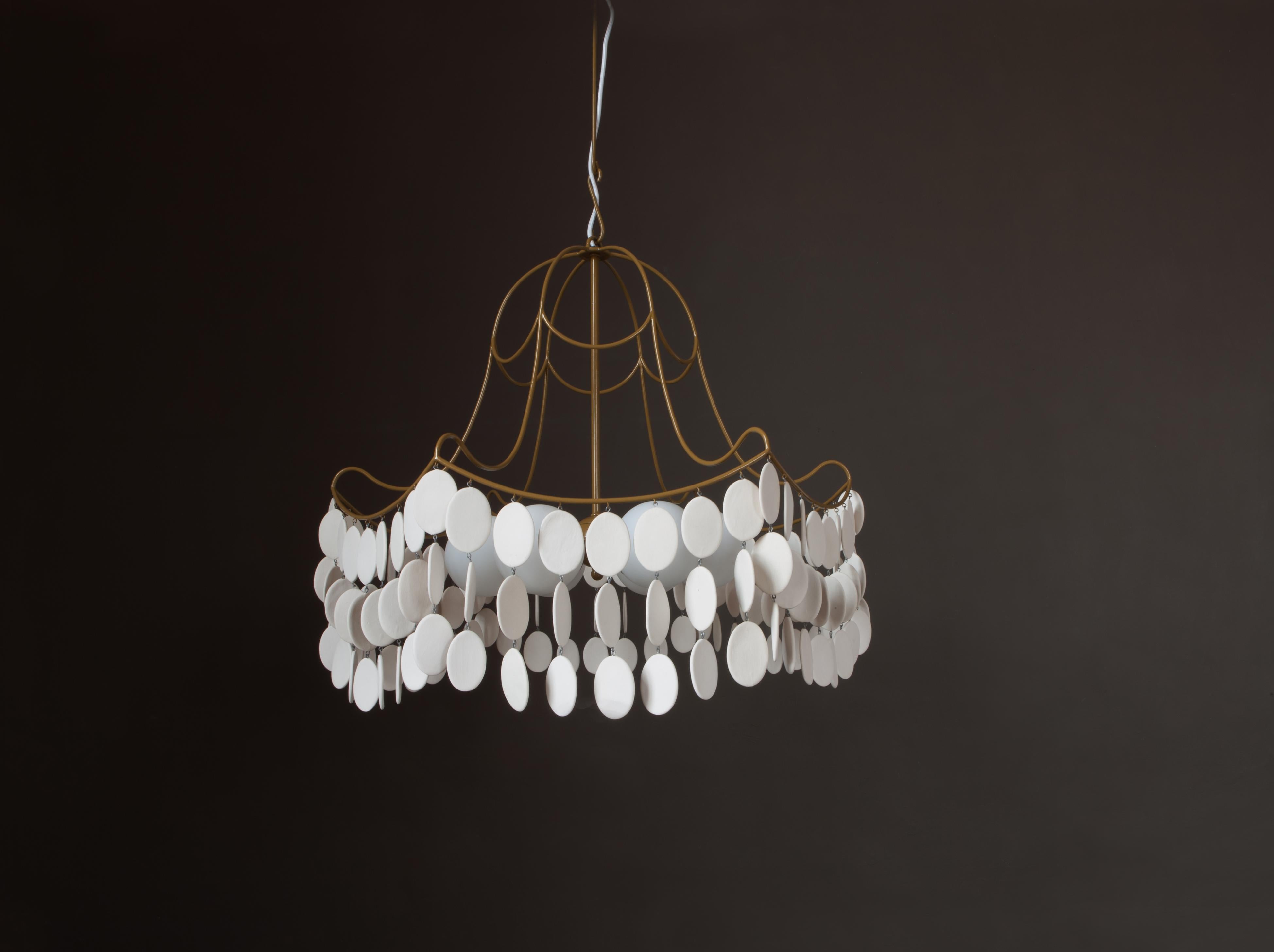 Lampada a sospensione Lilea M di Yalanzhi Objects
Dimensioni: P 66 x L 66 x H 55 cm. 
Materiali: Ceramica e metallo.

Su tua richiesta, la lampada può essere dipinta in qualsiasi colore della nostra tavolozza. Tieni presente che gli articoli