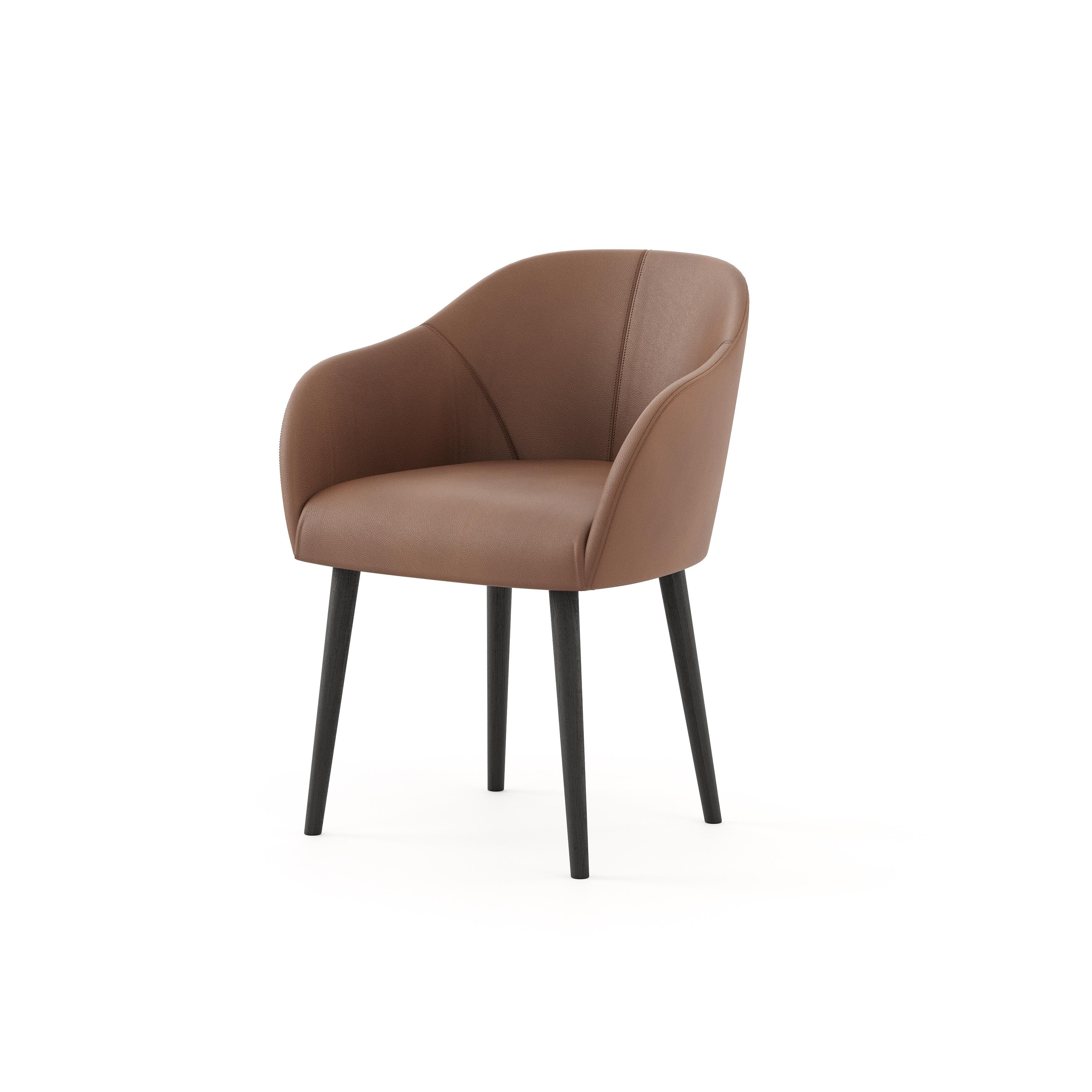 La sedia Lili è caratterizzata da uno schienale curvo che renderà chic ed elegante l'arredamento di qualsiasi stanza. Sfoggia la curvatura organica del tuo set con questa elegante sedia imbottita. Presenta quattro gambe in legno e dettagli