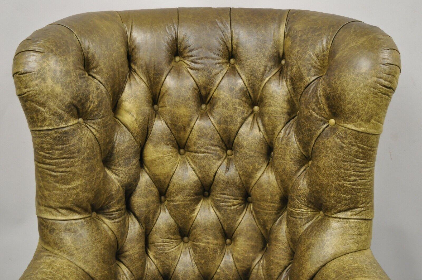 Lilian August Braun Grün Leder Getuftet Chesterfield Club Lounge Stuhl Ottoman (21. Jahrhundert und zeitgenössisch) im Angebot