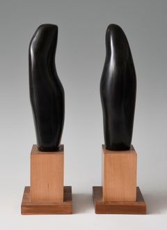 Danza sinuosa, escultura de dos figuras abstraídas, mármol negro con base de madera