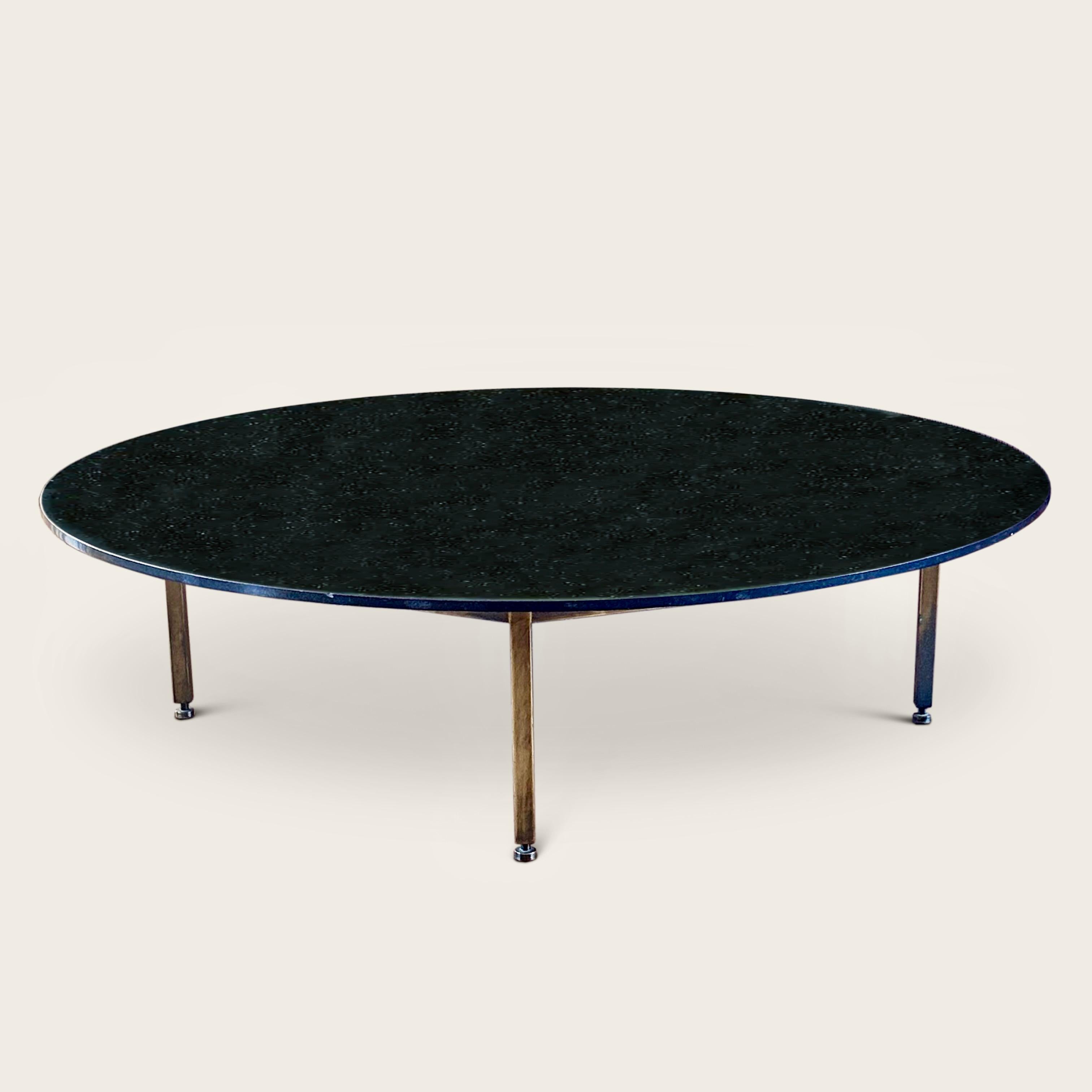 Très rare table basse minimaliste conçue par Lillian Grassi vers 1950, plateau en granit noir moucheté, pieds en laiton patiné et pieds à vis réglables en laiton. 
u2028
Liliana Grassi (1923-1985) est diplômée de la faculté d'architecture de l'école