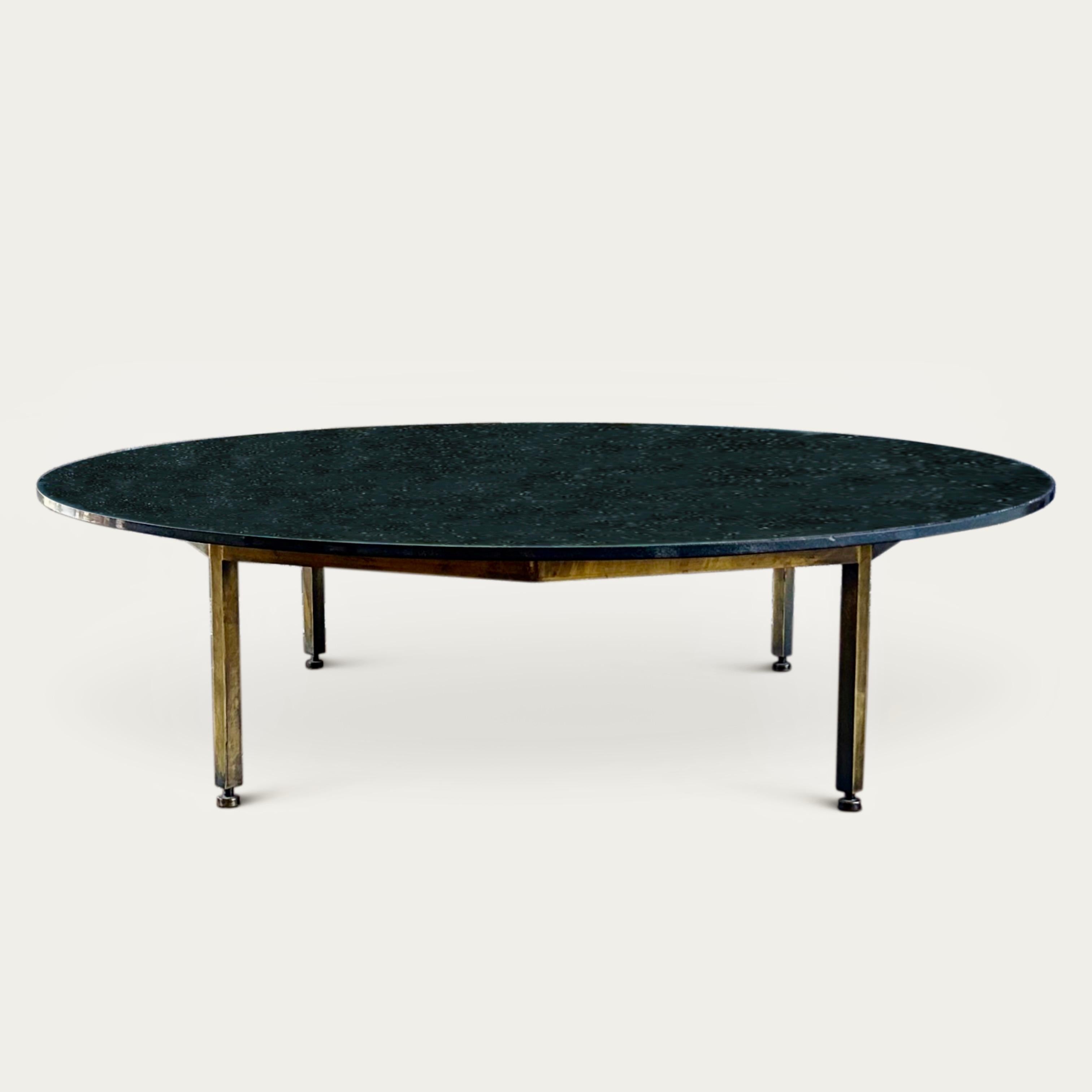 Milieu du XXe siècle Table basse en granit et laiton Liliana Grassi, 1950 en vente