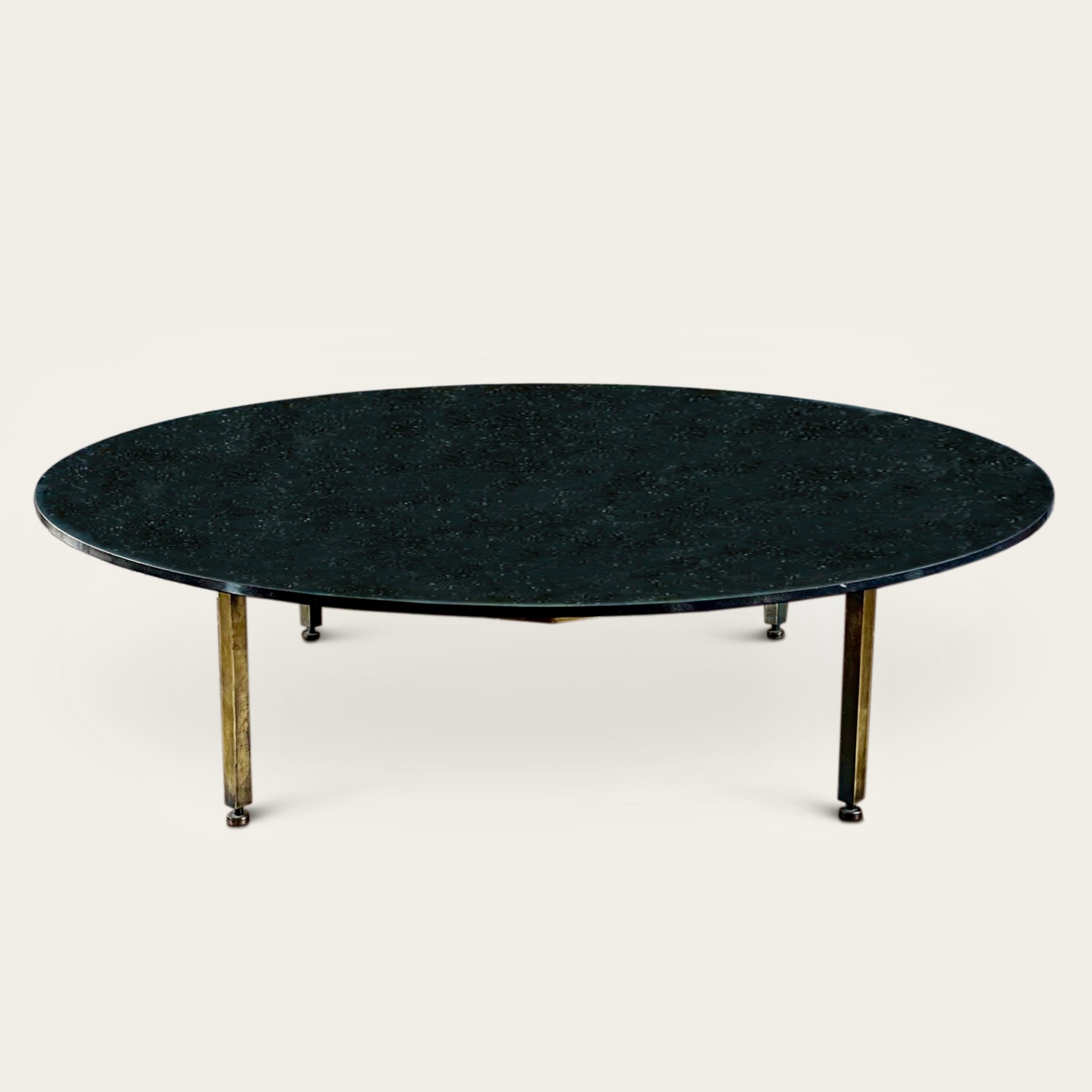 Laiton Table basse en granit et laiton Liliana Grassi, 1950 en vente