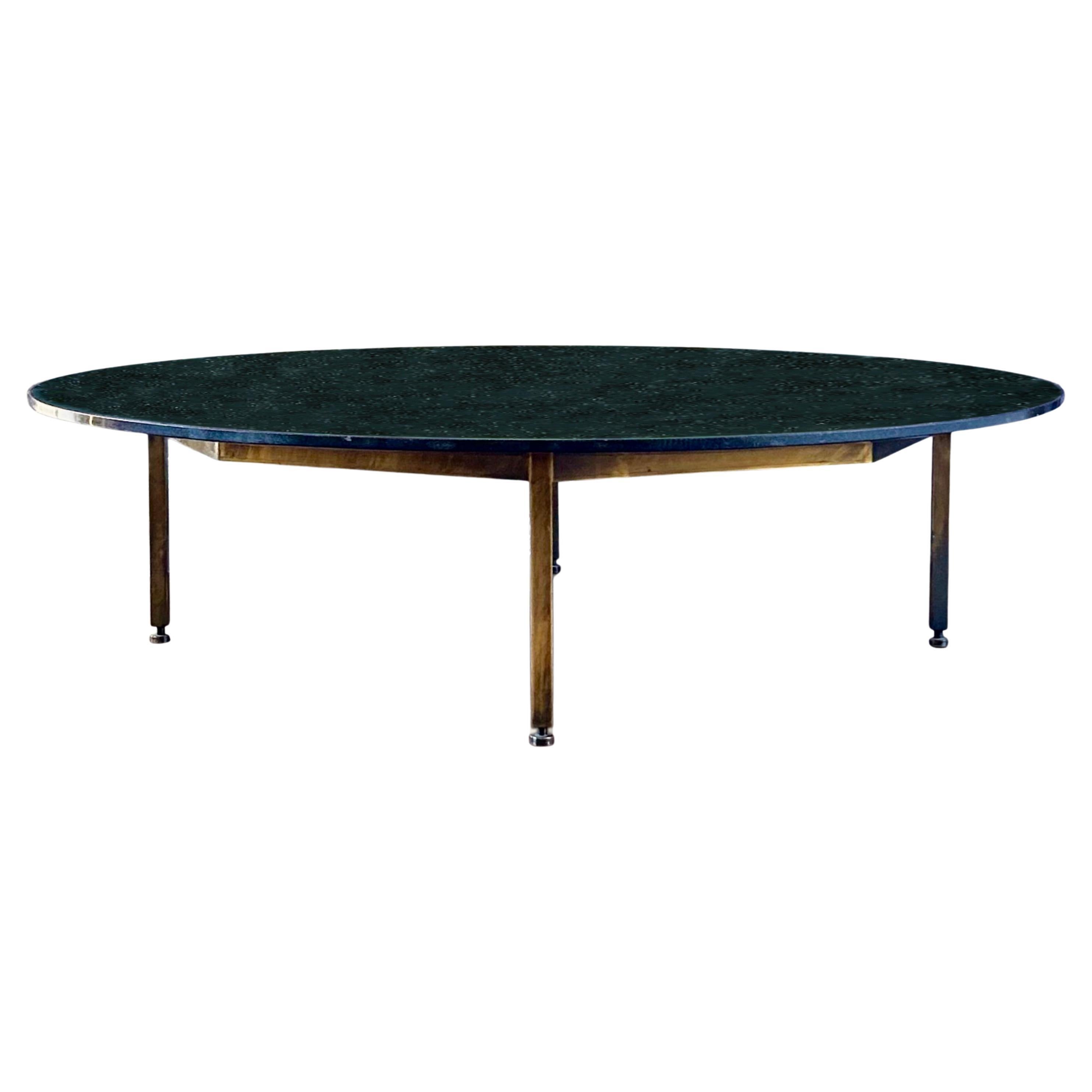 Liliana Grassi, Niedriger Couchtisch aus Granit und Messing 1950