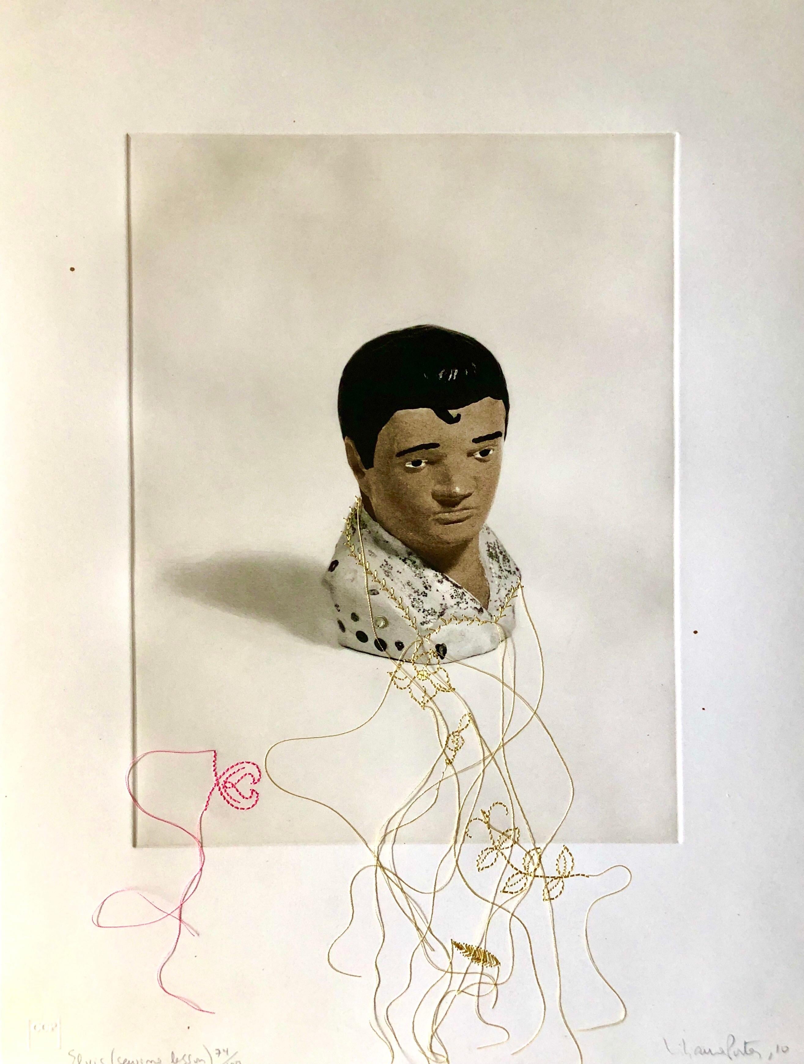 Lateinamerikanische Mixed-Media-Collage-Foto-Intaglio-Gravurdruck mit Stickerei (Konzeptionell), Mixed Media Art, von Liliana Porter