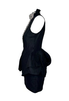 Liliane Romi - Robe de cocktail noire avec encolure ornée de pierres précieuses