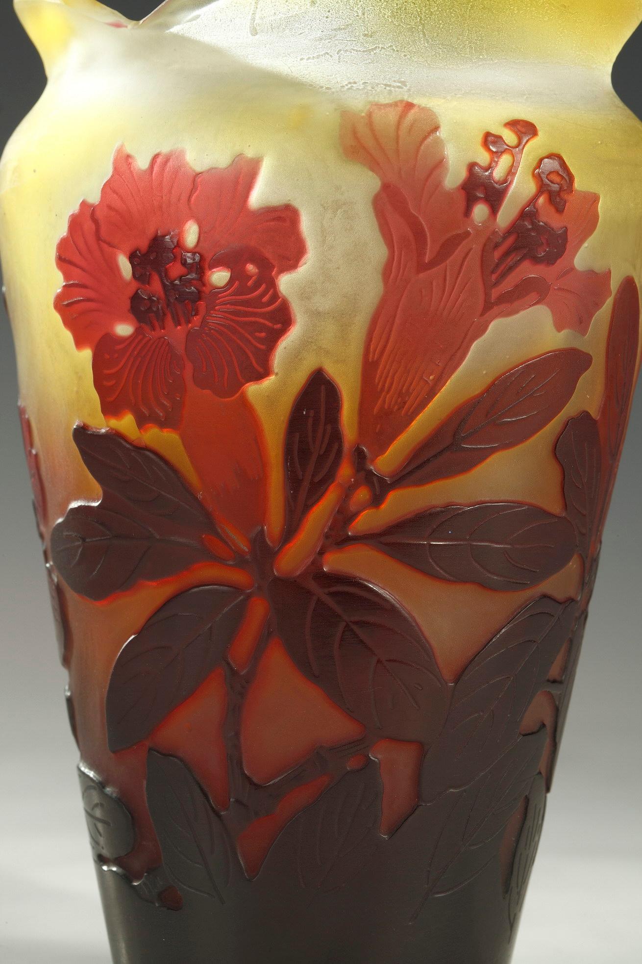 Signed Gallé

Charming flared neck vase in multilayer acid-etched glass, in pinkish-yellow tones and decorated with lilies.

Emile Gallé (Nancy, 1846-1904), as a ceramist, carpenter and glassmaker, is one of the founding artists of Art Nouveau.