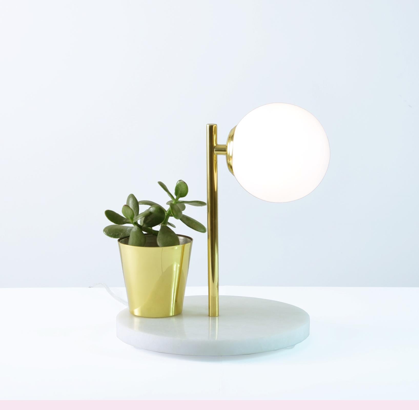 Liliput Lampe de table contemporaine minimaliste et poétique de Cristiana Bertolucci
Original et charmant lampe de table avec base en marbre, tige et vase en laiton poli et diffuseur en verre. Le nom donne la différence d'échelle dans l'histoire du