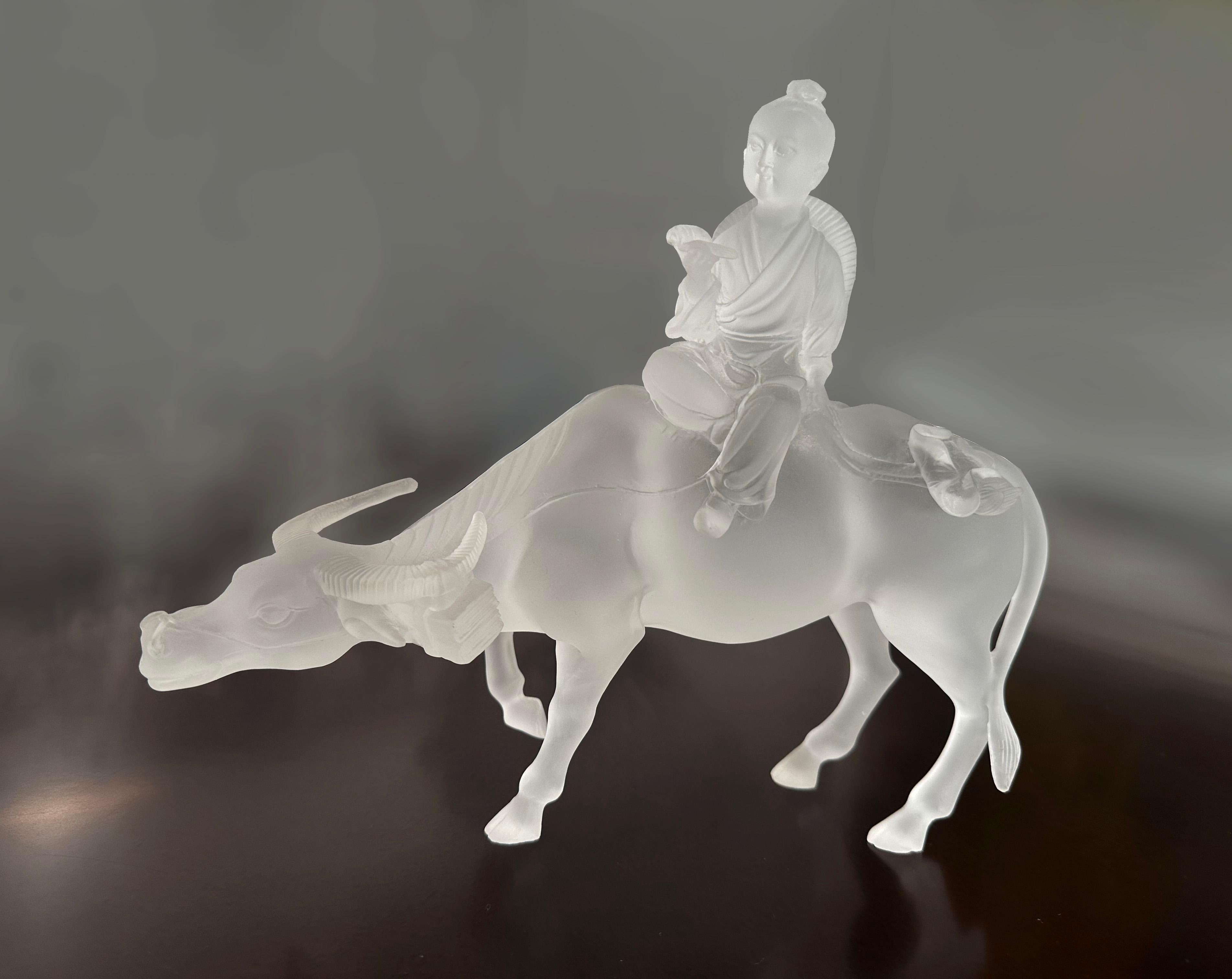 Verleihen Sie Ihrer Einrichtung einen Hauch von Eleganz und Raffinesse mit unserer atemberaubenden Skulptur im Stil von Lalique. Dieses einzigartige Stück wird fachmännisch aus Gussglas hergestellt, was zu einer wunderschön detaillierten und